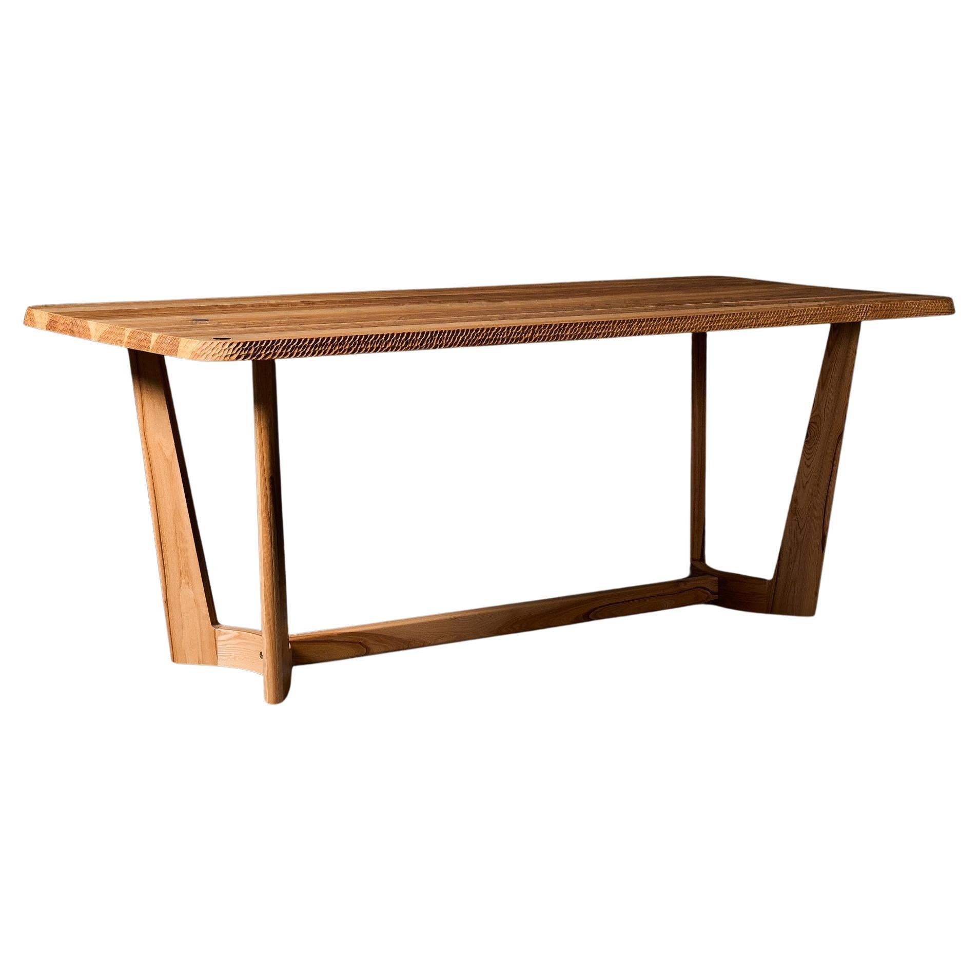 Contemporary Style Tisch mit handcrafted Rand Dekoration in Massivholz