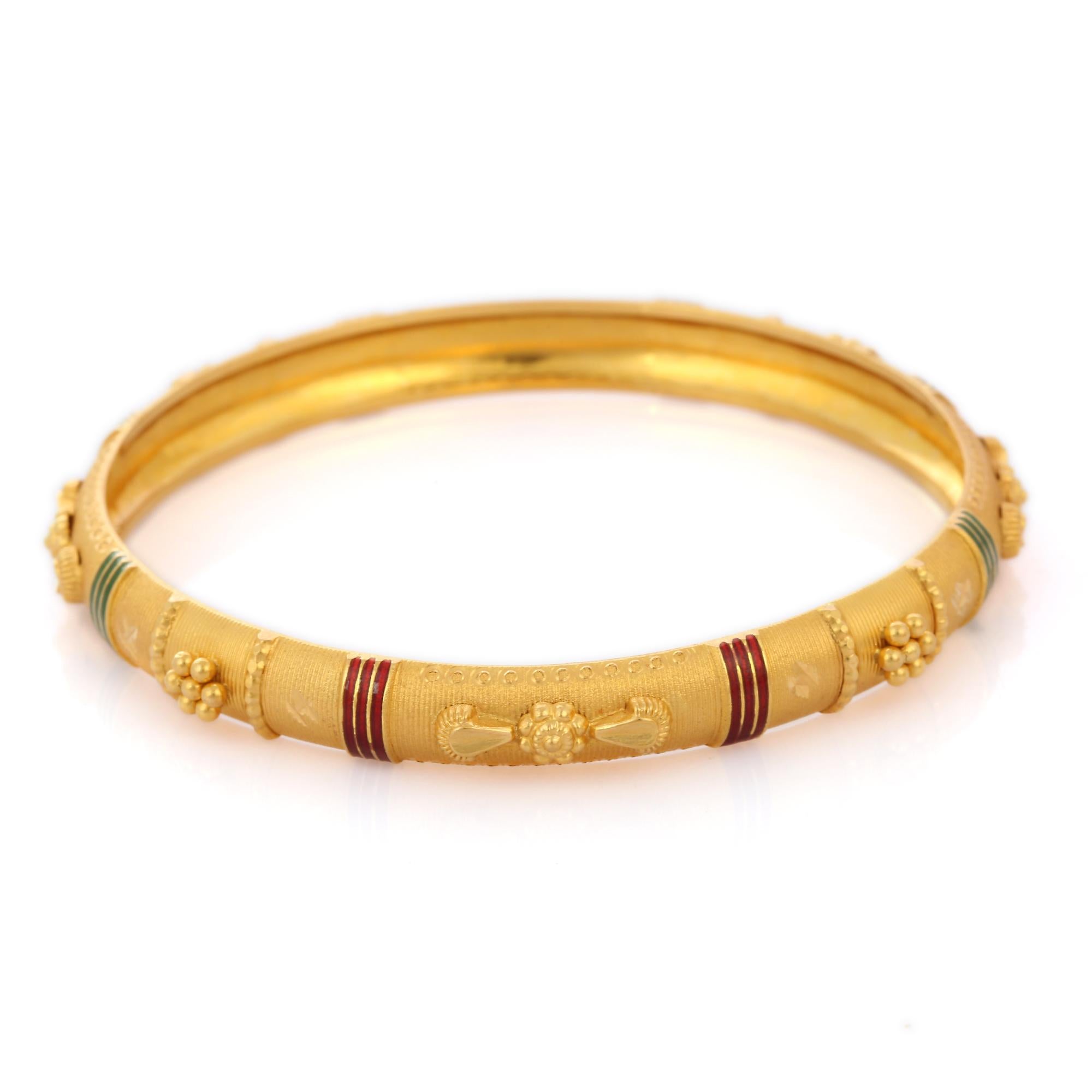 Metal Engraved Bangle in 18K Gold. It’s a great jewelry ornament to wear on occasions and at the same time works as a wonderful gift for your loved ones. These lovely statement pieces are perfect generation jewelry to pass on.
Bangles feel