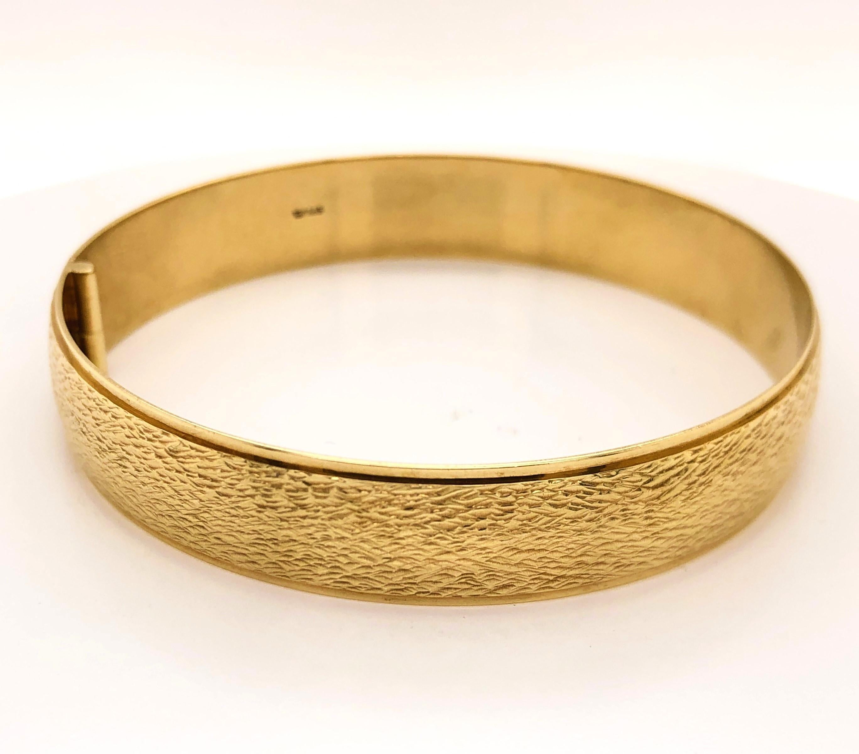 Contemporary Style 14 Karat Textured Yellow Gold Hinged Bangle Bracelet In Excellent Condition In Mount Kisco, NY