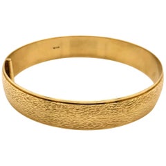 Contemporary Style 14 Karat Textured Yellow Gold Hinged Bangle Bracelet