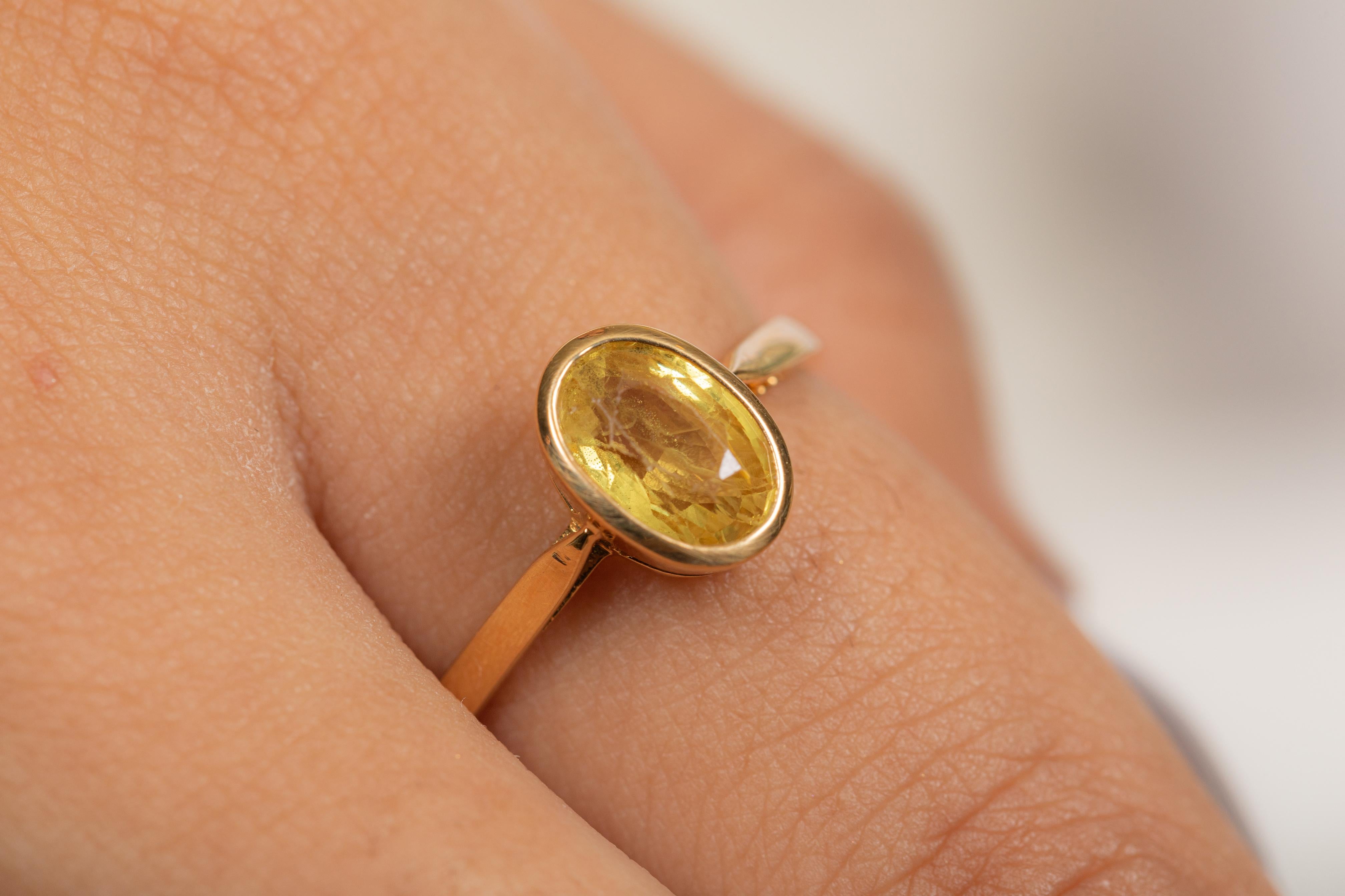 En vente :  Bague solitaire de style contemporain en or jaune 18 carats avec saphir jaune 2