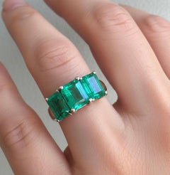 Contemporary Stylish Colombian Three-Stone Emerald Platinum Ring