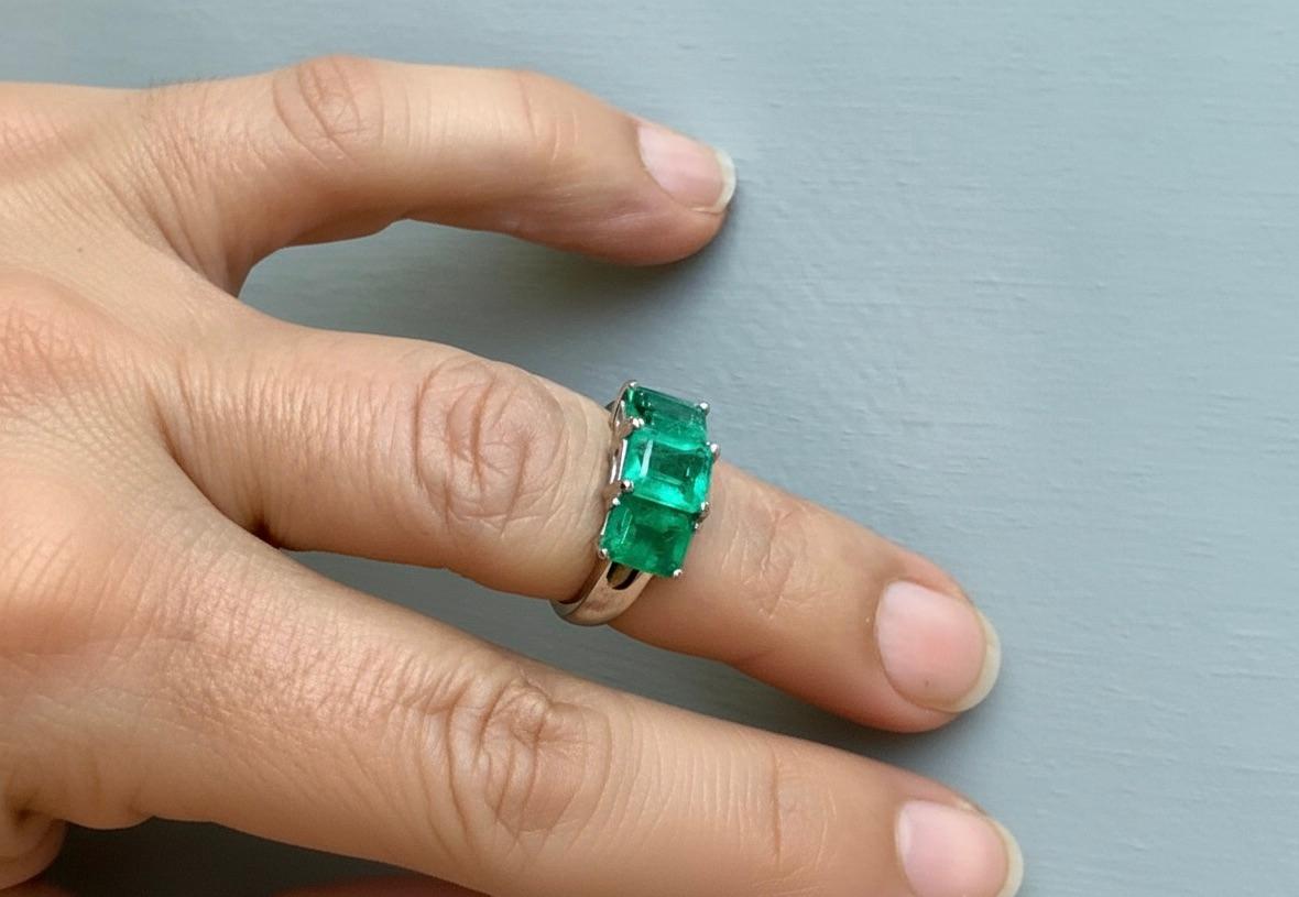 Anillo de Platino con Esmeralda Colombiana de Tres Piedras de Estilo Contemporáneo Corte esmeralda en venta