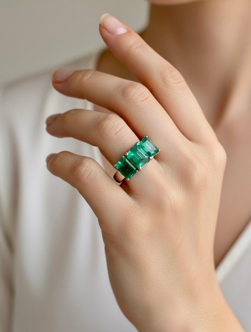 Femenino o masculino Anillo de Platino con Esmeralda Colombiana de Tres Piedras de Estilo Contemporáneo en venta