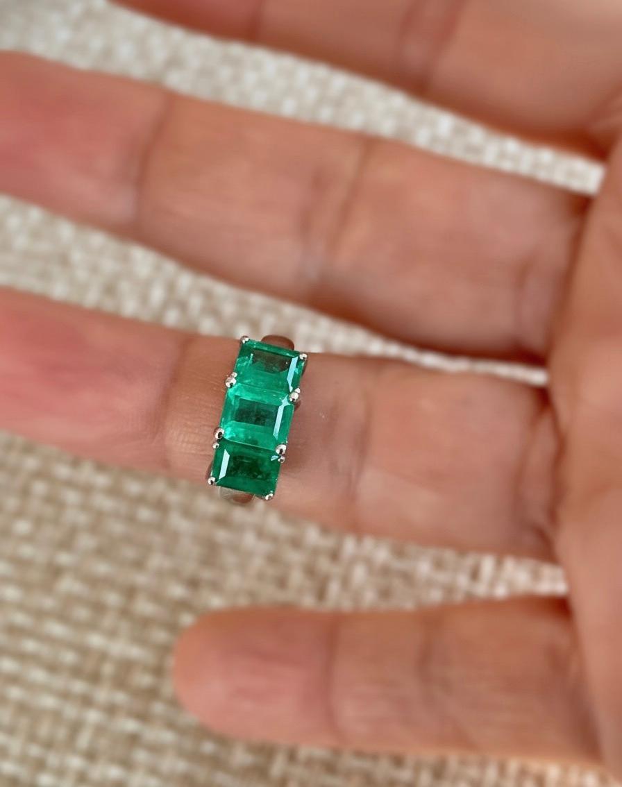 Anillo de Platino con Esmeralda Colombiana de Tres Piedras de Estilo Contemporáneo en venta 2