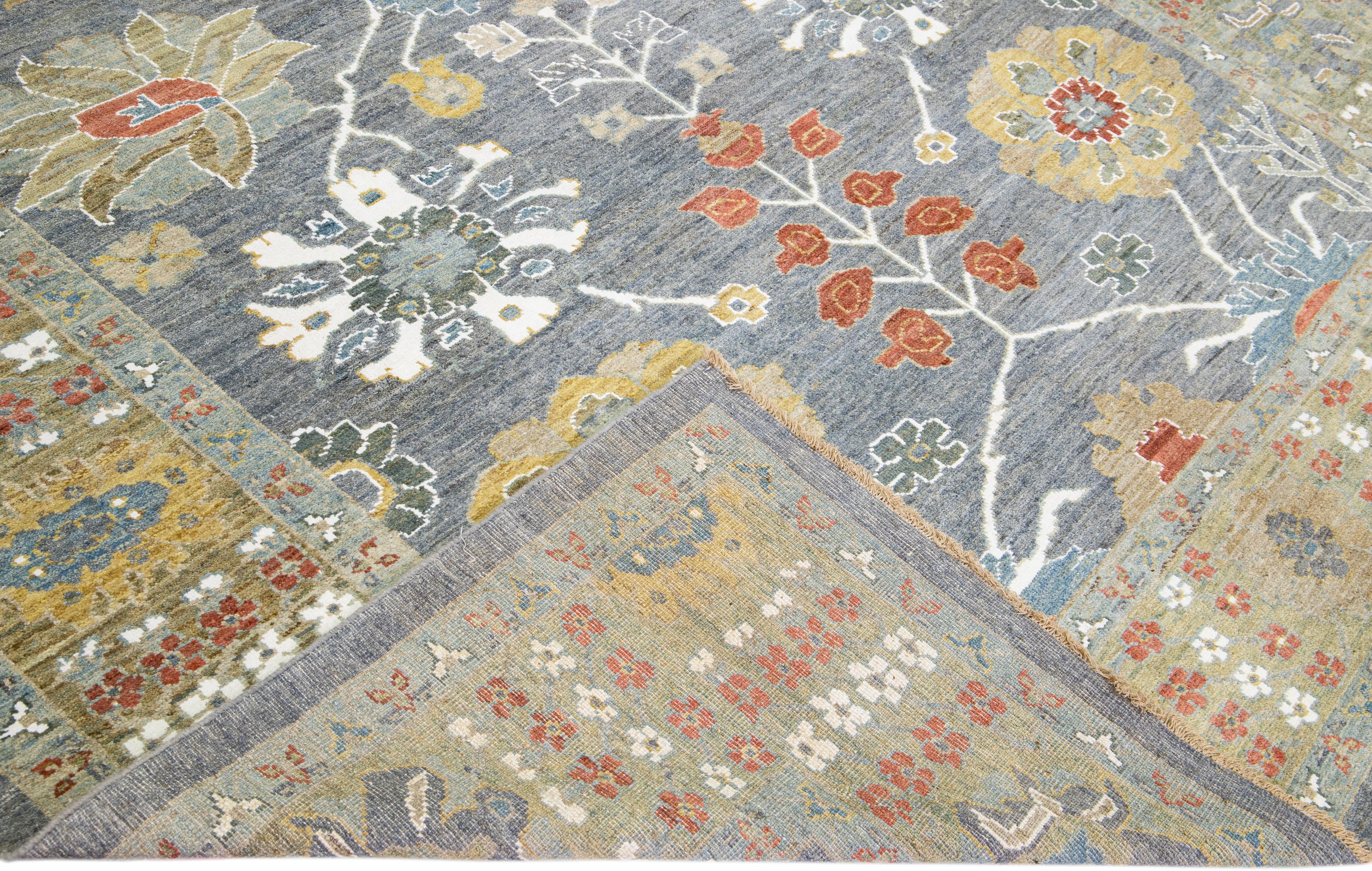 Bellissimo tappeto moderno in lana Sultanabad Rugs annodato a mano con campo blu. Questo tappeto Sultanabad Rugs ha una cornice verde e accenti multicolore in uno splendido disegno floreale classico all-over.

Questo tappeto misura: 8'7