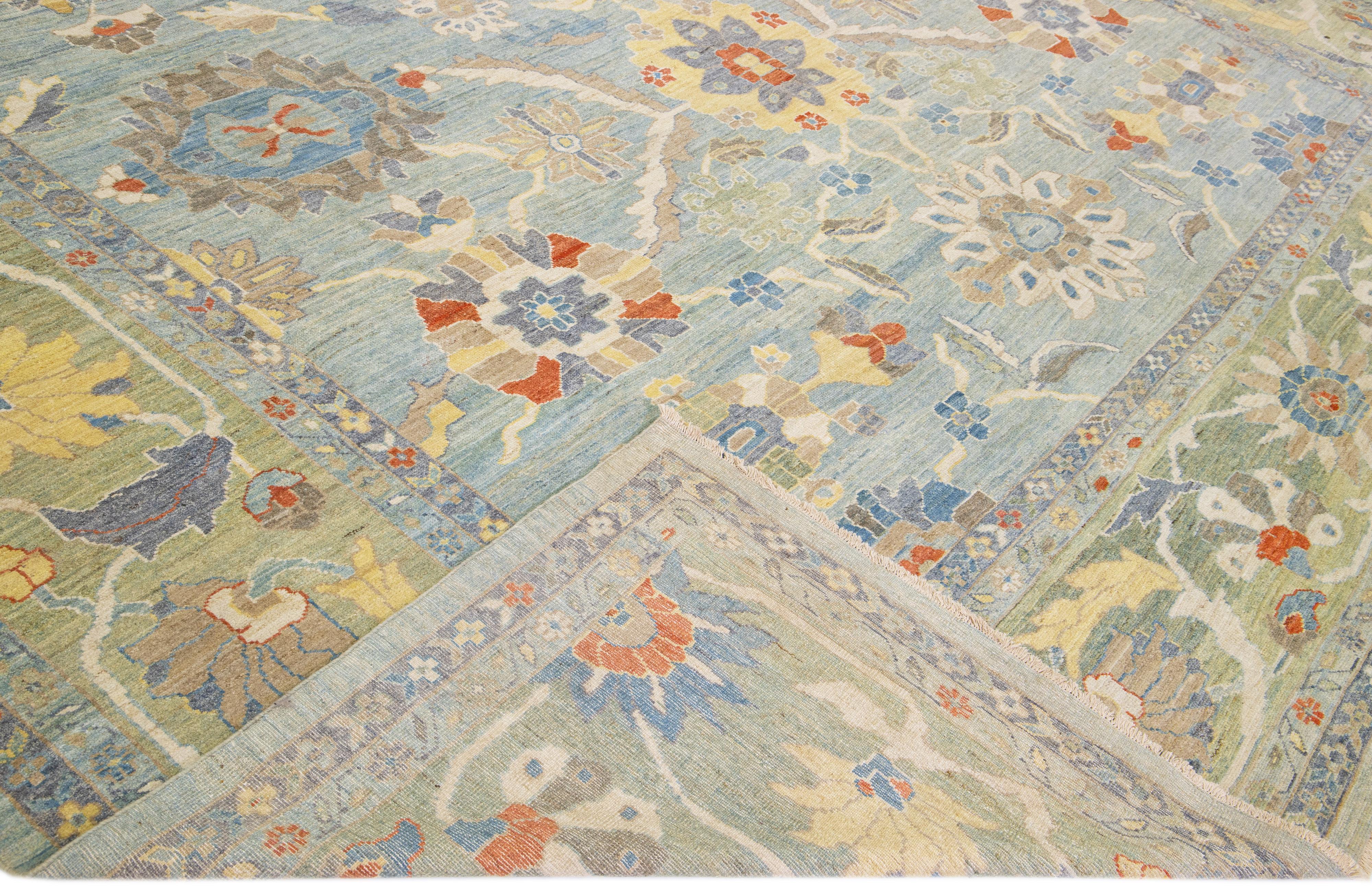 Schöner moderner, handgeknüpfter Sultanabad-Wollteppich mit blauem Feld. Dieser Sultanabad-Teppich hat einen grünen Rahmen und mehrfarbige Akzente in einem prächtigen klassischen Blumenmuster.

Dieser Teppich misst: 15'1