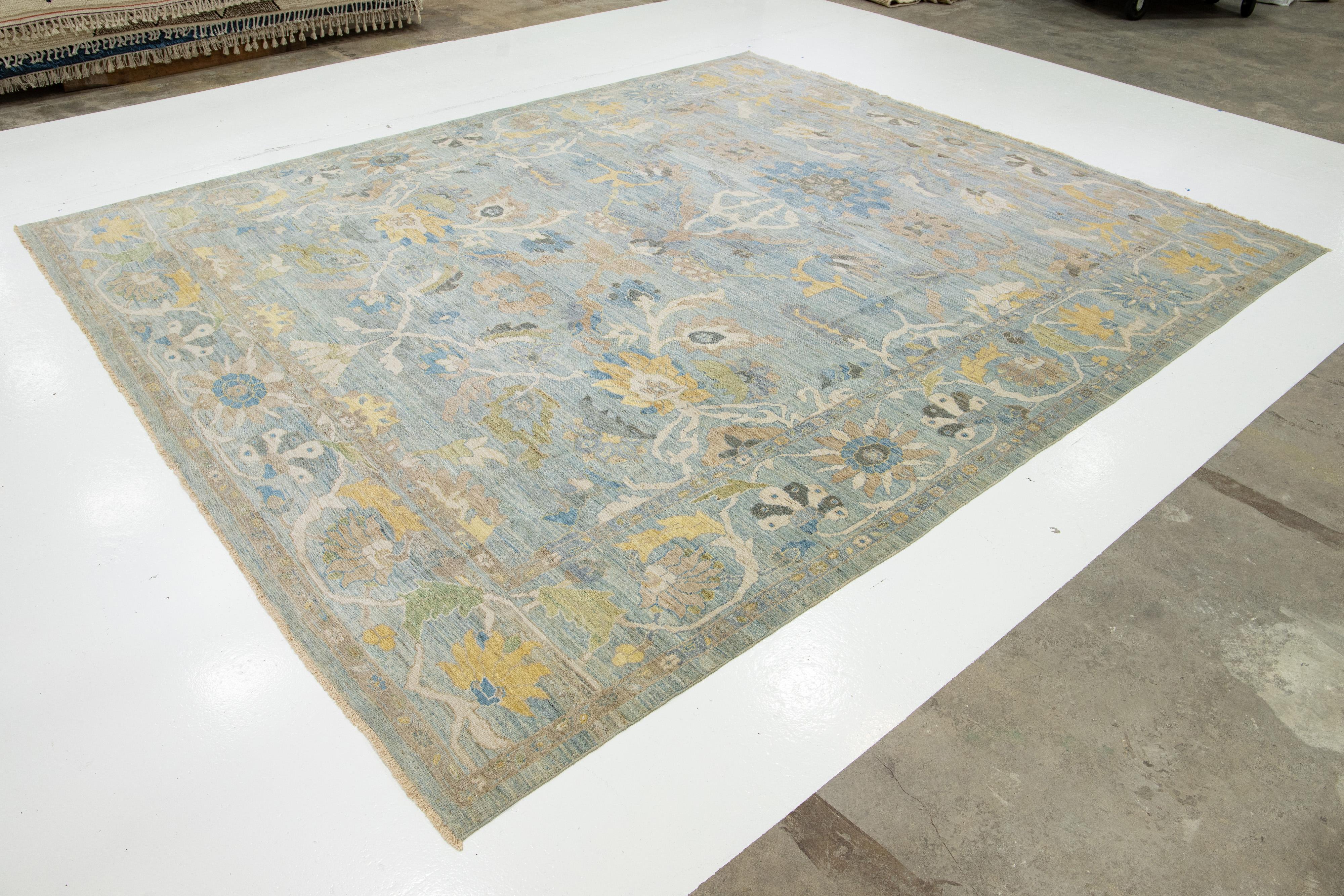 Apadana's Contemporary Sultanabad Designed Wool Rug Handmade In hellblau (Pakistanisch) im Angebot