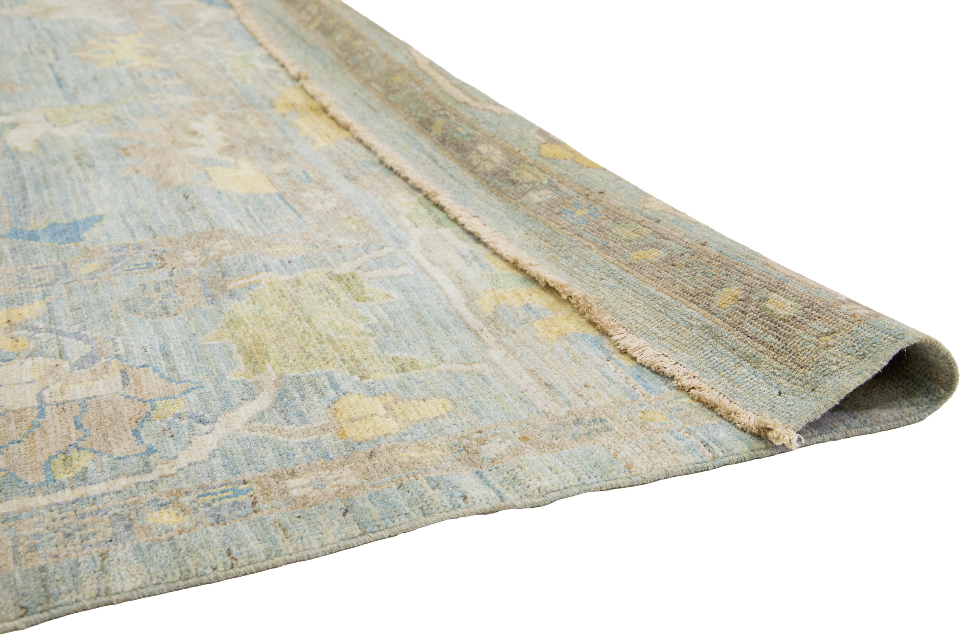 Apadana's Contemporary Sultanabad Designed Wool Rug Handmade In hellblau (Handgeknüpft) im Angebot