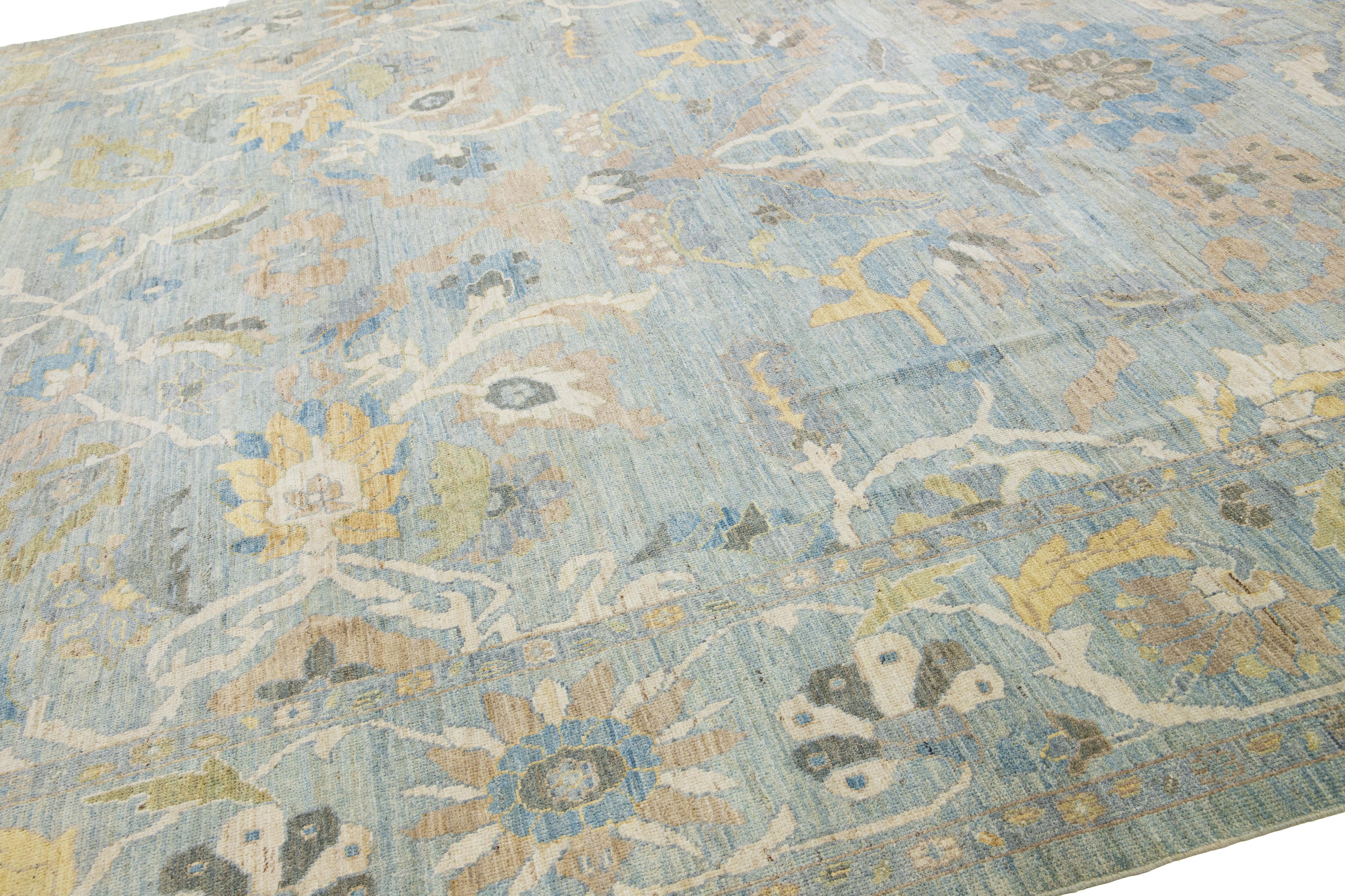 Apadana's Contemporary Sultanabad Designed Wool Rug Handmade In hellblau im Zustand „Neu“ im Angebot in Norwalk, CT