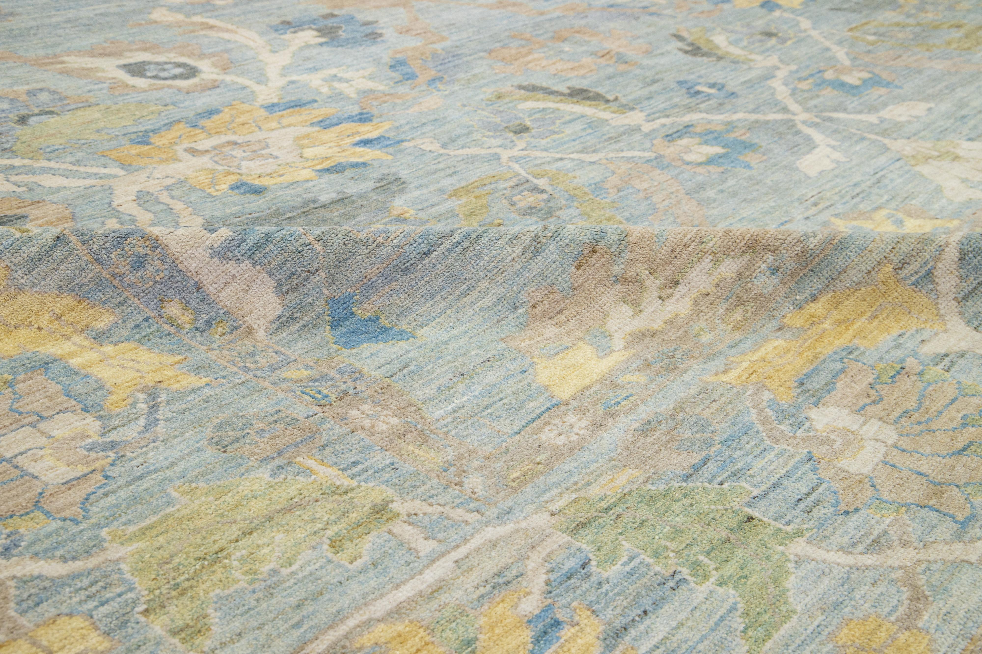 Apadana's Contemporary Sultanabad Designed Wool Rug Handmade In hellblau (21. Jahrhundert und zeitgenössisch) im Angebot