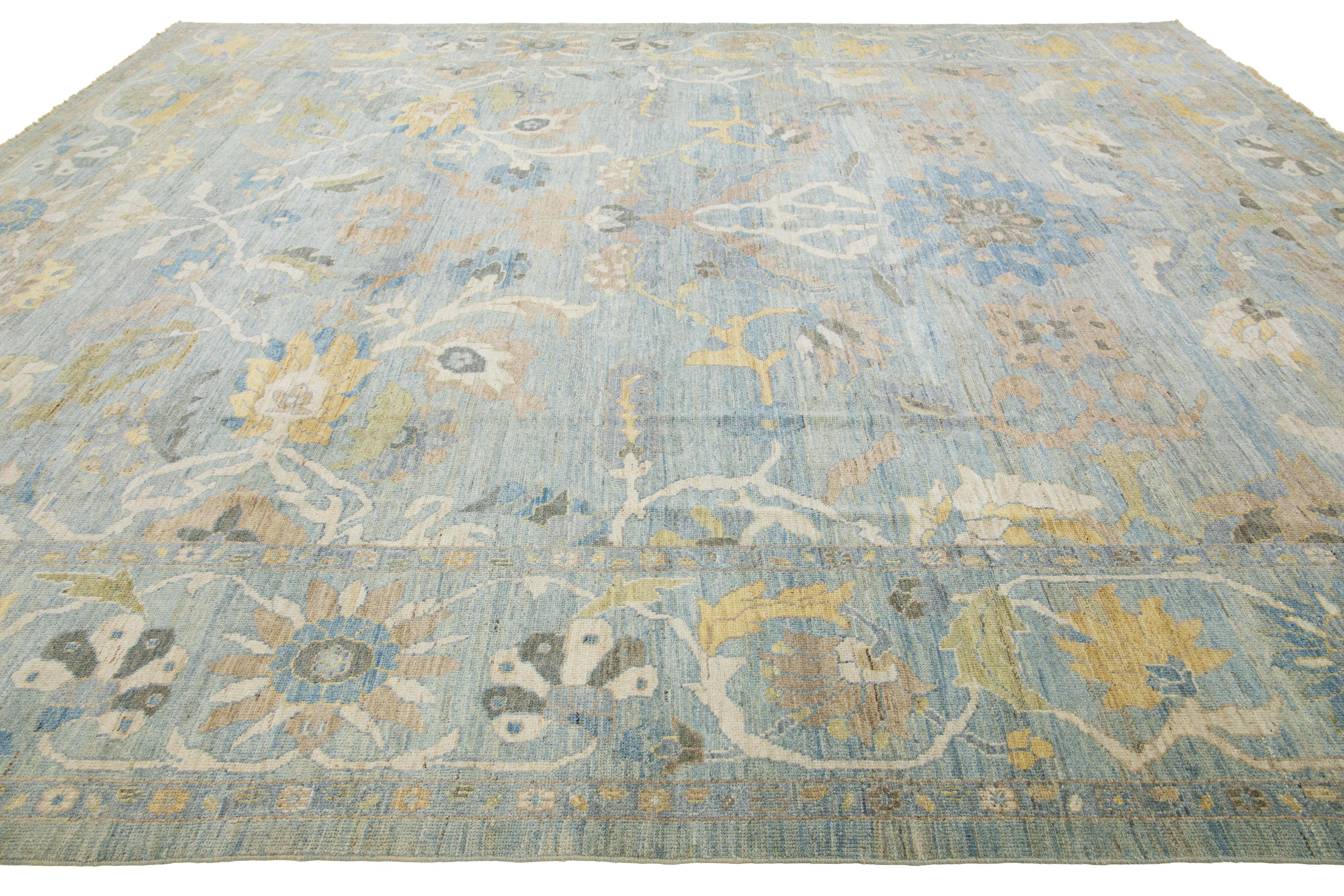 Apadana's Contemporary Sultanabad Designed Wool Rug Handmade In hellblau (Wolle) im Angebot