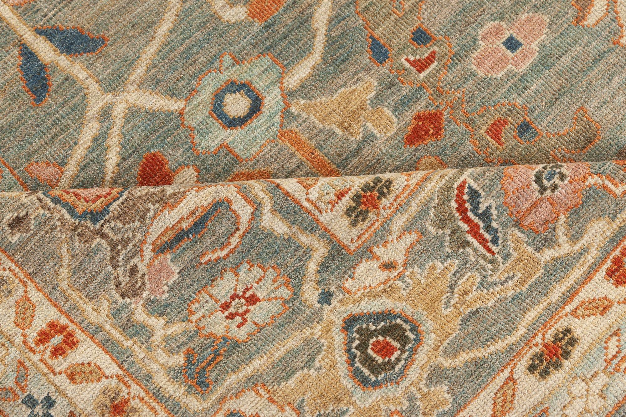 Zeitgenössischer, von Sultanabad inspirierter, handgeknüpfter Wollteppich von Doris Leslie Blau.
Größe: 9'10