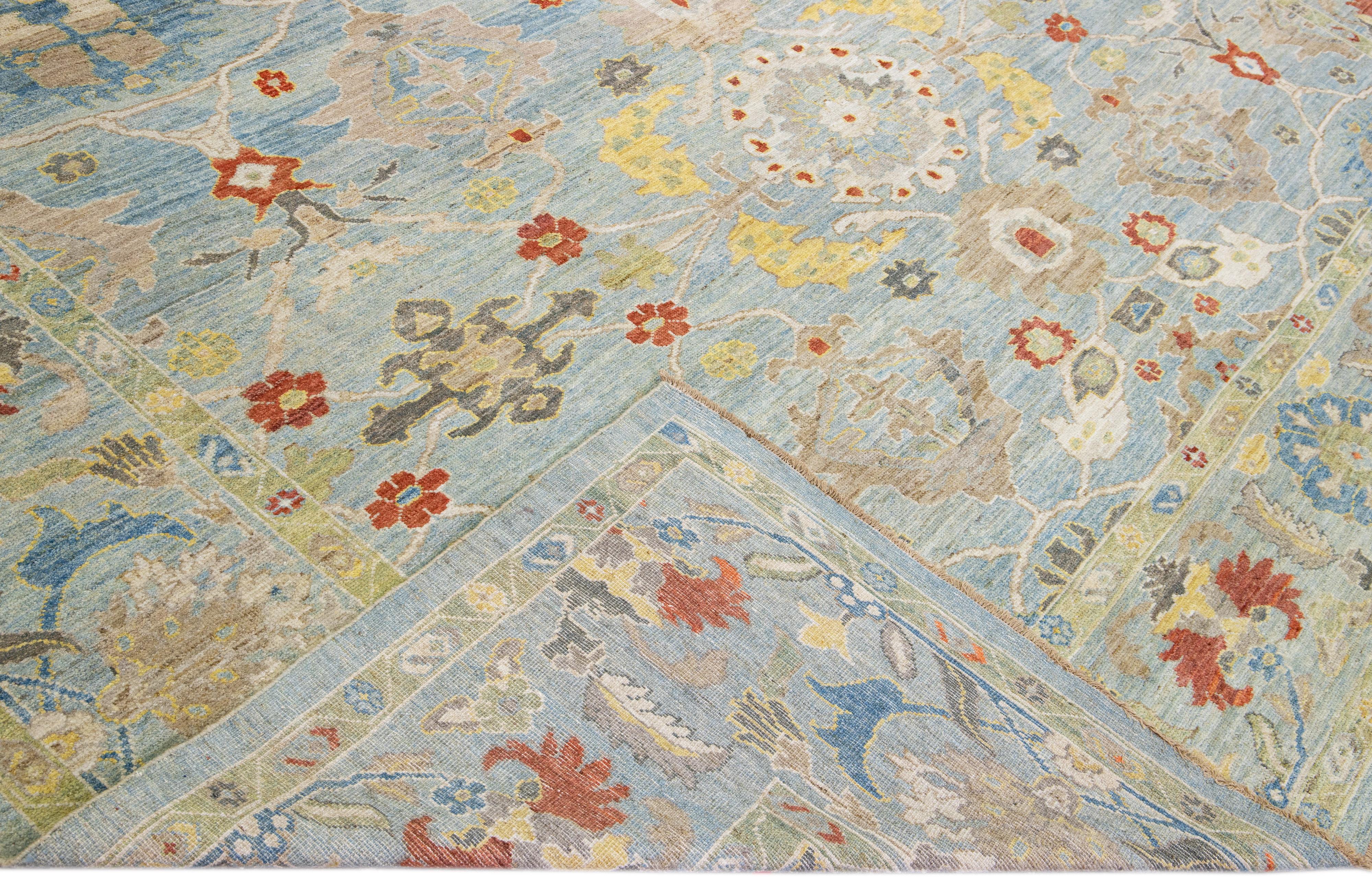 Schöner moderner Sultanabad-Teppich aus handgeknüpfter Wolle mit hellblauem Feld. Dieser Sultanabad-Teppich hat mehrfarbige Akzente in einem prächtigen klassischen Blumenmuster.

Dieser Teppich misst: 12'2