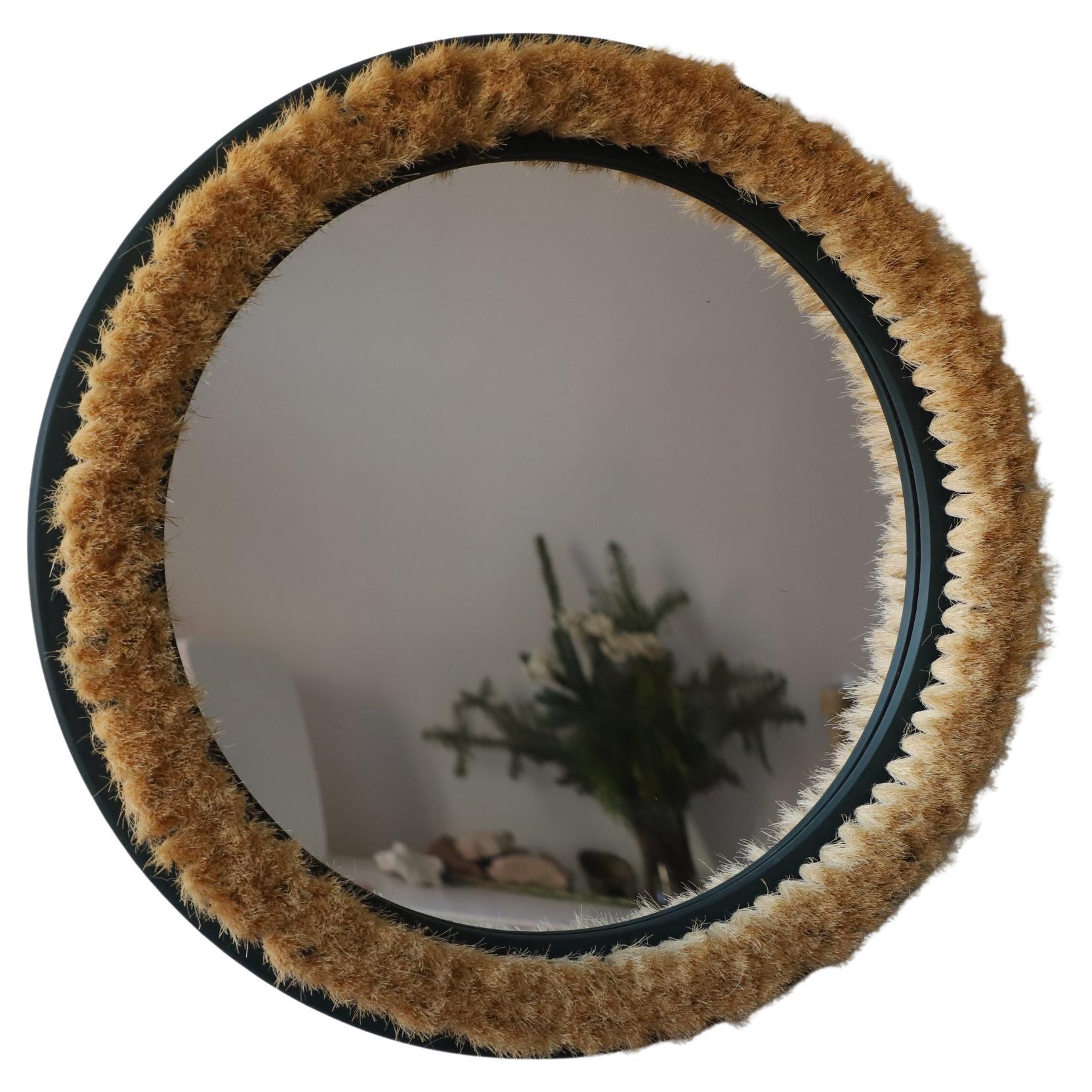 Le Studio Melrose s'inspire du miroir classique en forme de soleil, mais en l'associant à la fabrication traditionnelle de brosses et de balais. 