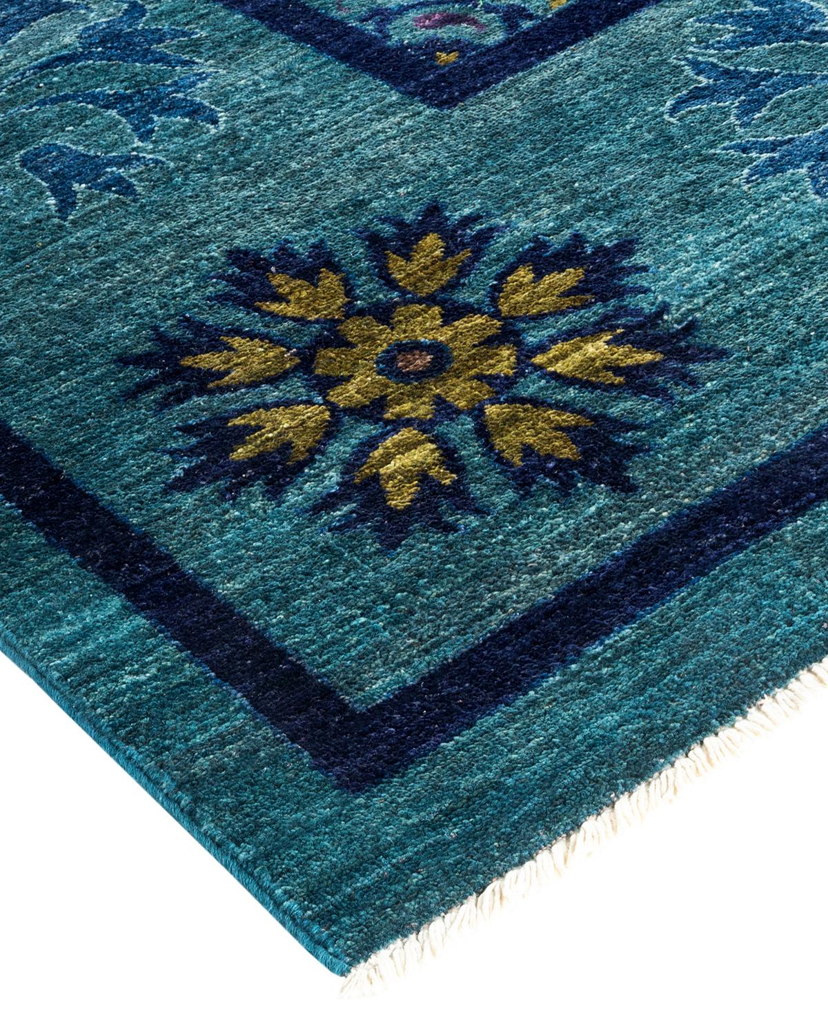 Die akribische Kunst der handgestickten Textilien usbekischer Stämme inspirierte die Suzani Collection'S. Kräftige Motive, vor allem Granatäpfel, Sonne und Mond, sind häufige Elemente, deren einfache, aber überzeugende Designs in Wolle und Seide