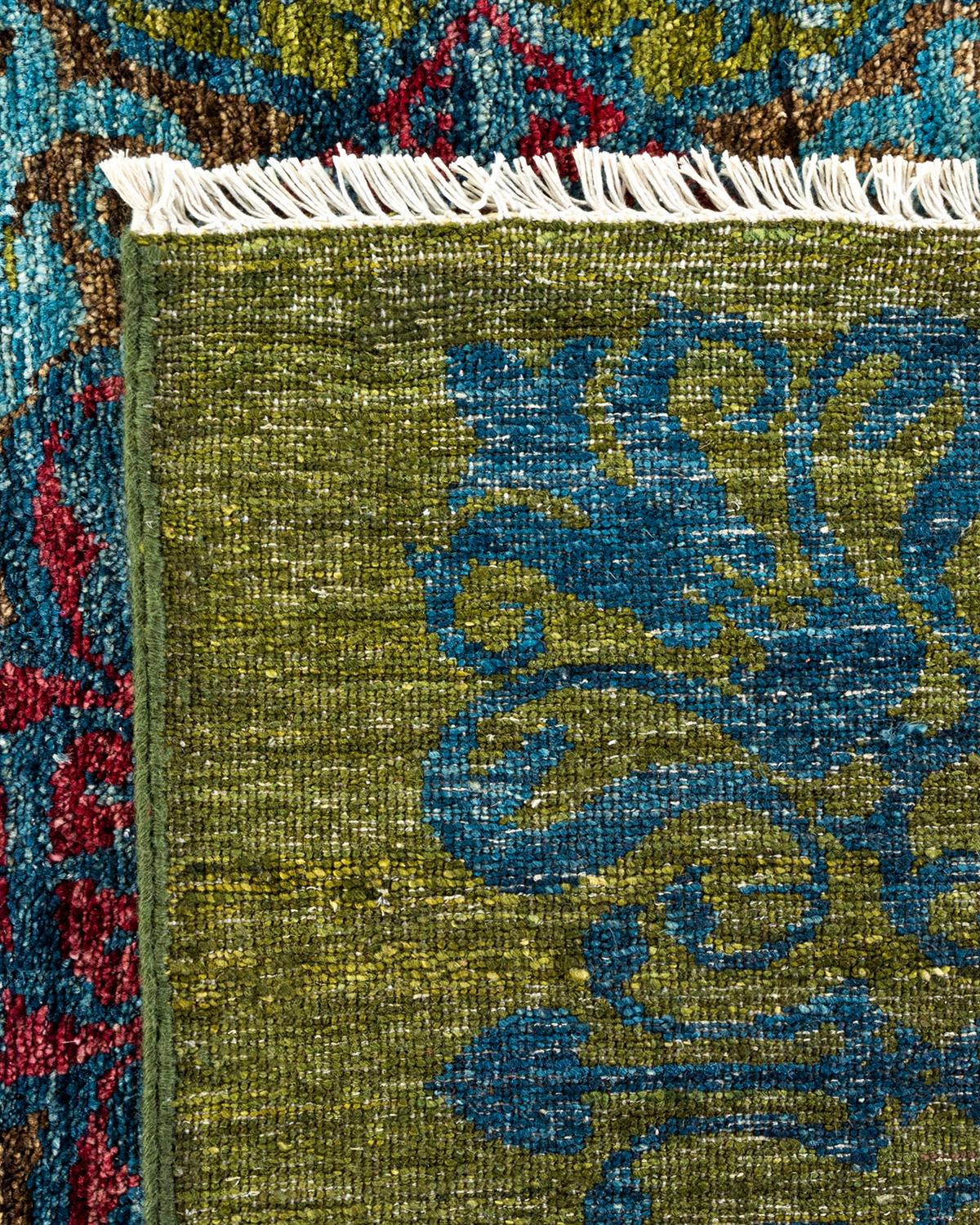Contemporary Suzani Hand Knotted Wool Green Area Rug (21. Jahrhundert und zeitgenössisch) im Angebot