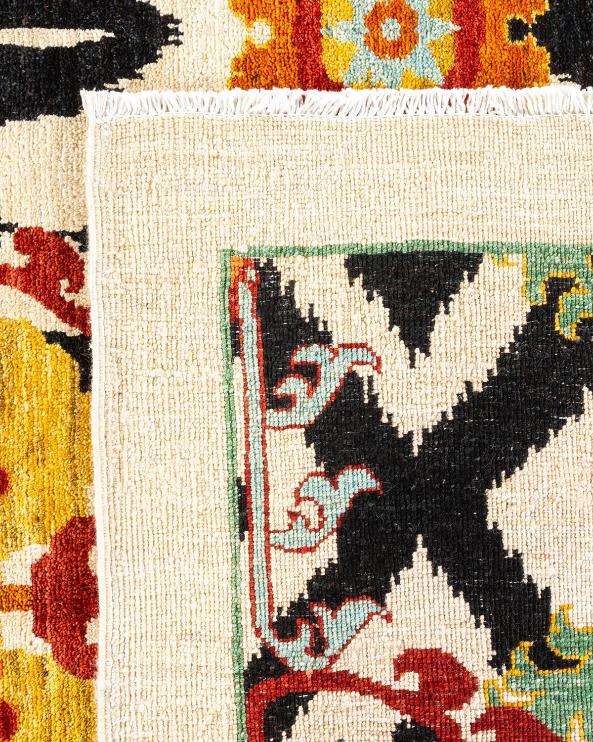 Contemporary Suzani Hand Knotted Wool Ivory Area Rug (21. Jahrhundert und zeitgenössisch) im Angebot