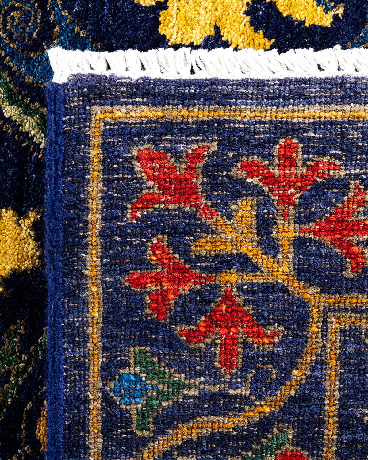 Contemporary Suzani Hand Knotted Wool Navy Area Rug  (21. Jahrhundert und zeitgenössisch) im Angebot