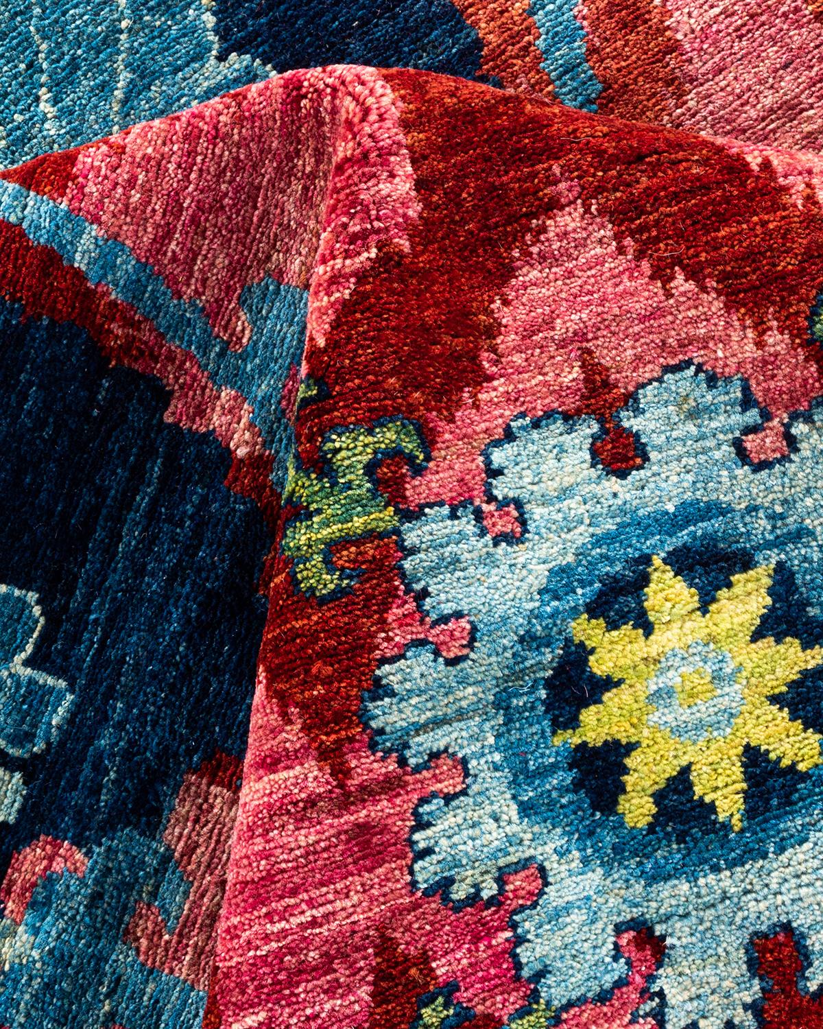 Tappeto Suzani Contemporary in lana rosa annodata a mano in vendita 1