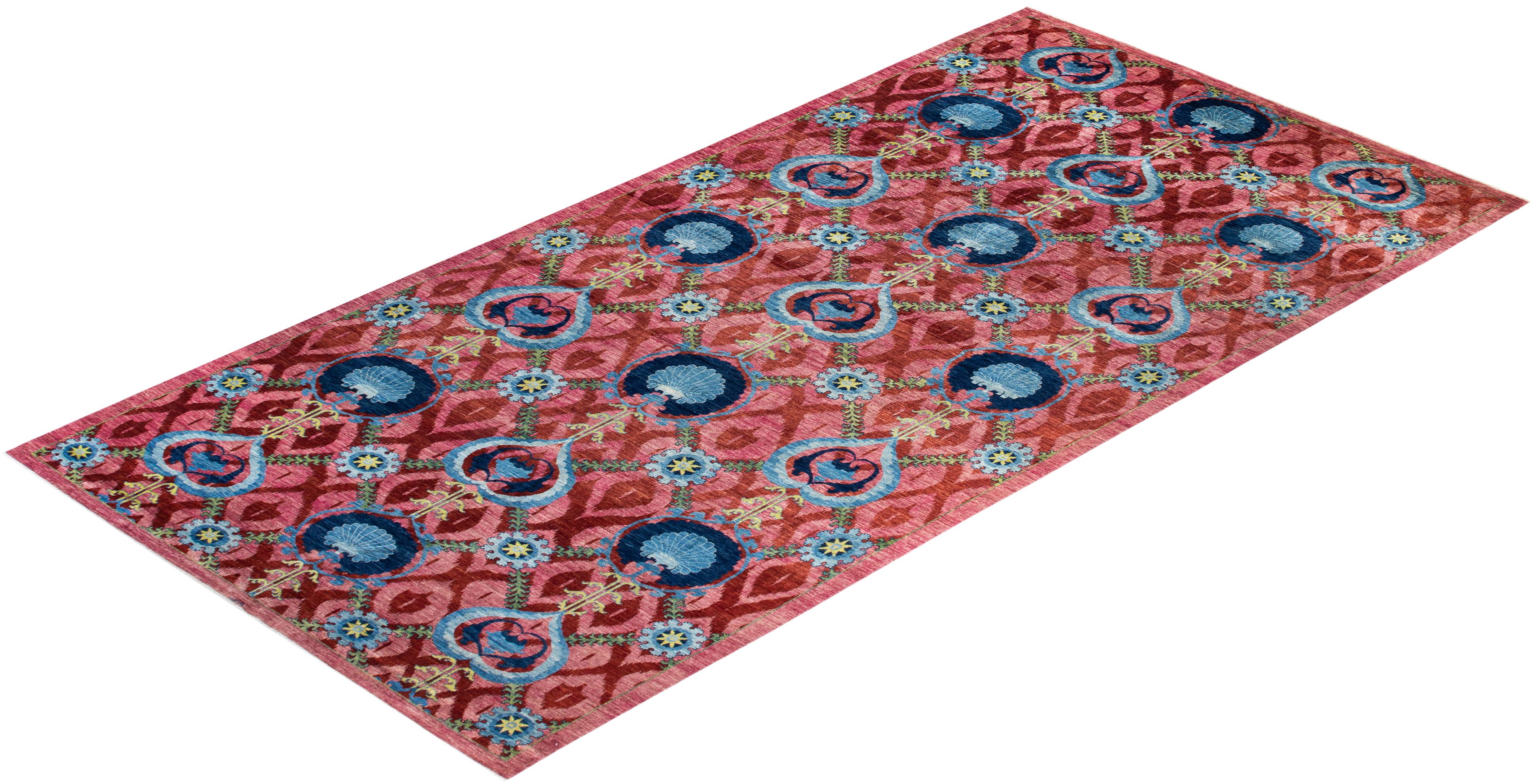 Tappeto Suzani Contemporary in lana rosa annodata a mano in vendita 2