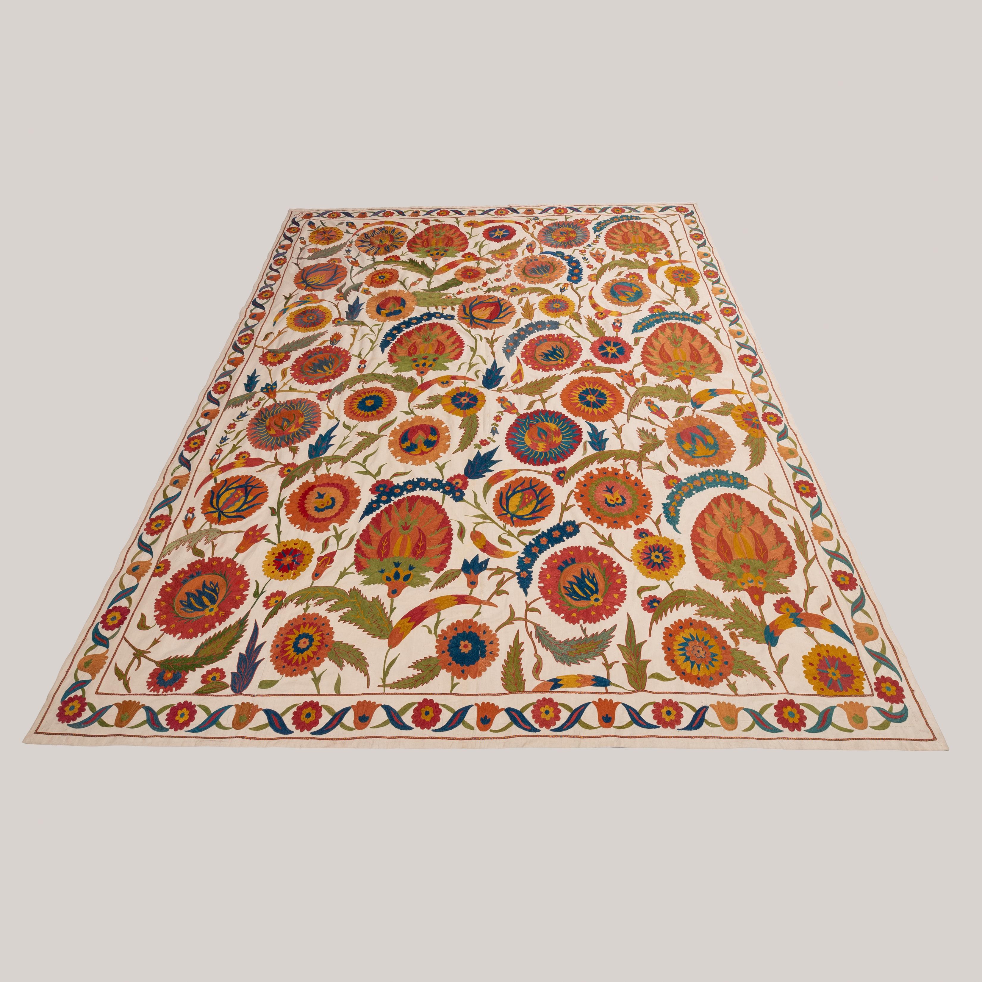 Contemporary Suzani mit einem Ottoman, Usbekistan im Angebot 5