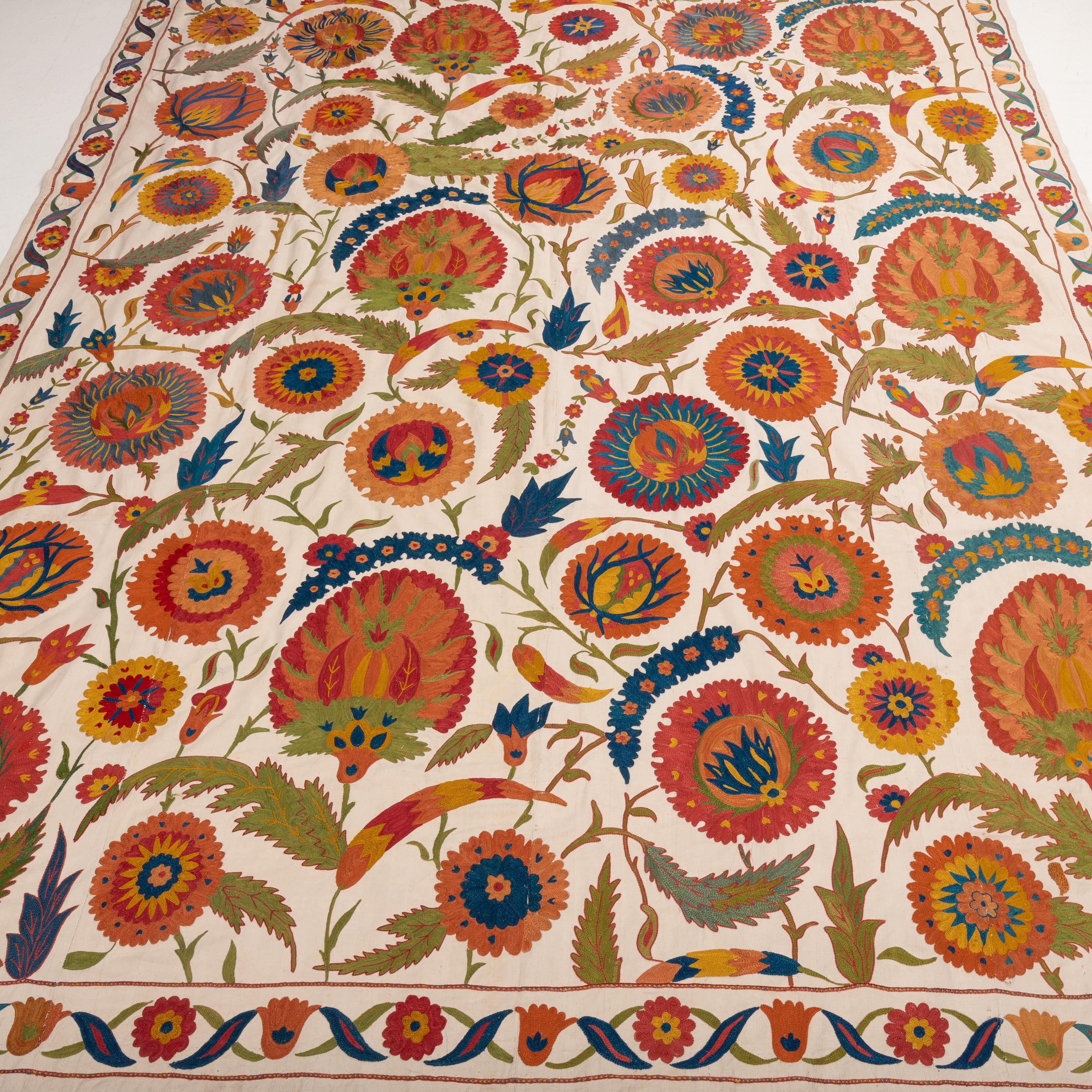 Contemporary Suzani mit einem Ottoman, Usbekistan im Angebot 6