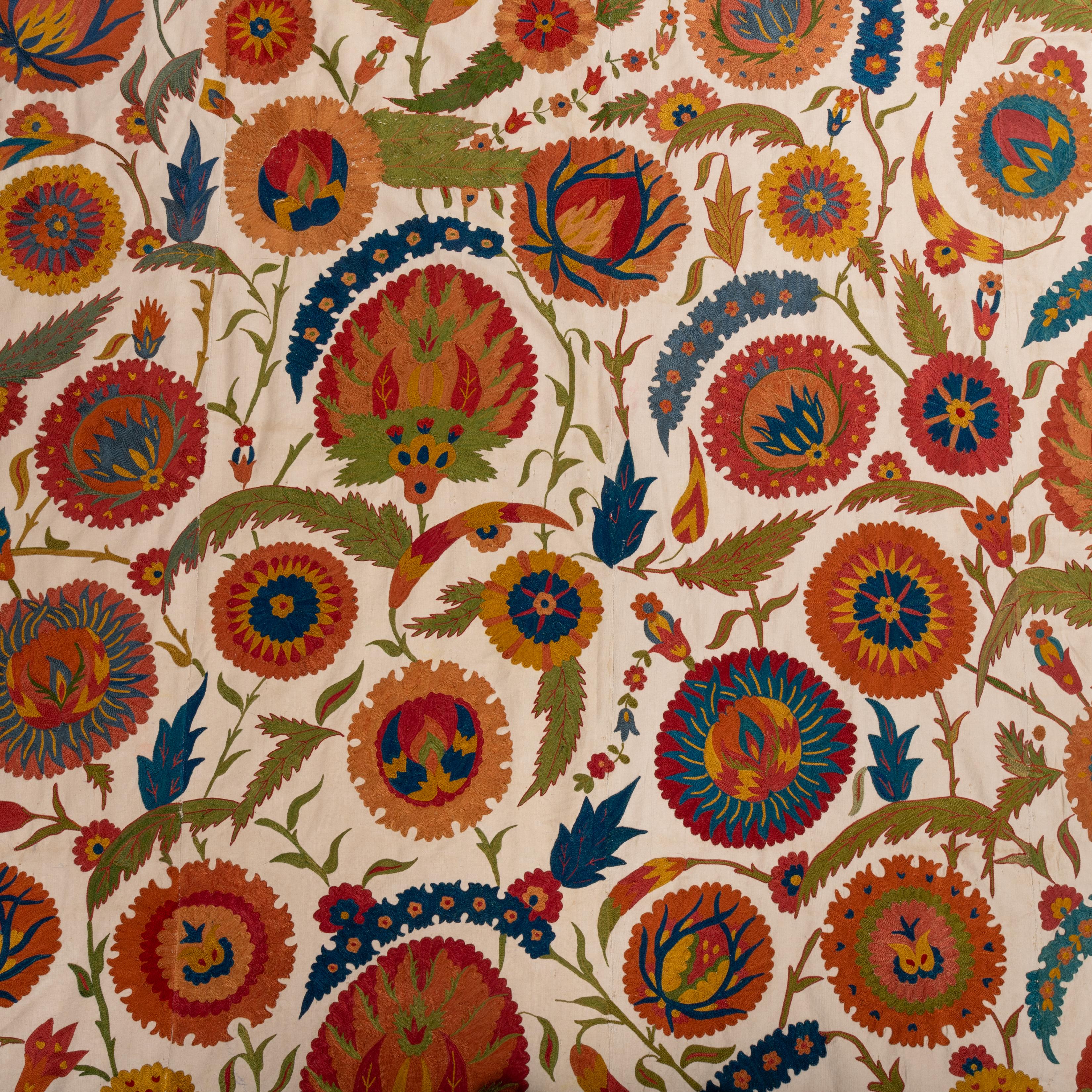 Contemporary Suzani mit einem Ottoman, Usbekistan (Usbekisch) im Angebot