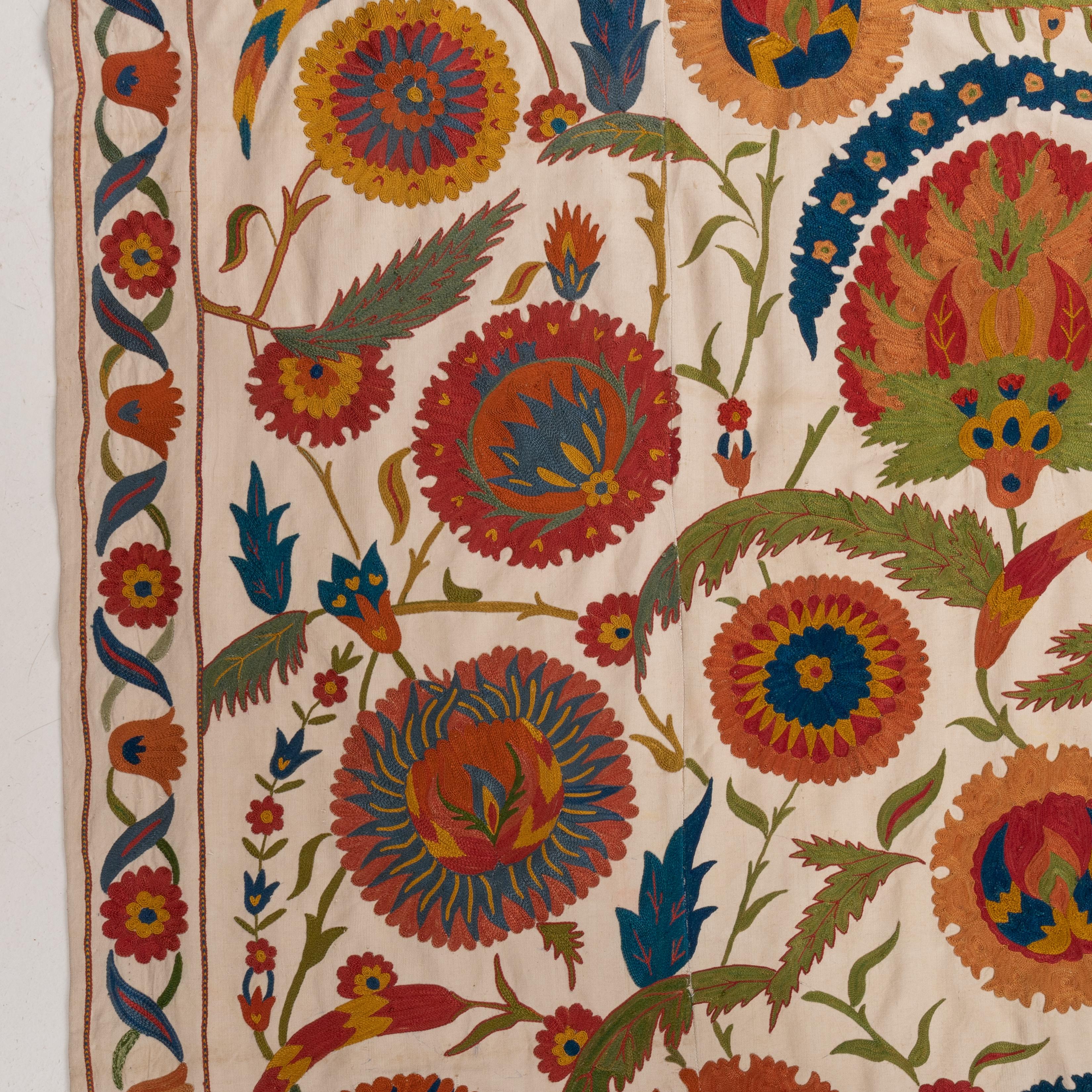 Contemporary Suzani mit einem Ottoman, Usbekistan im Zustand „Hervorragend“ im Angebot in Istanbul, TR