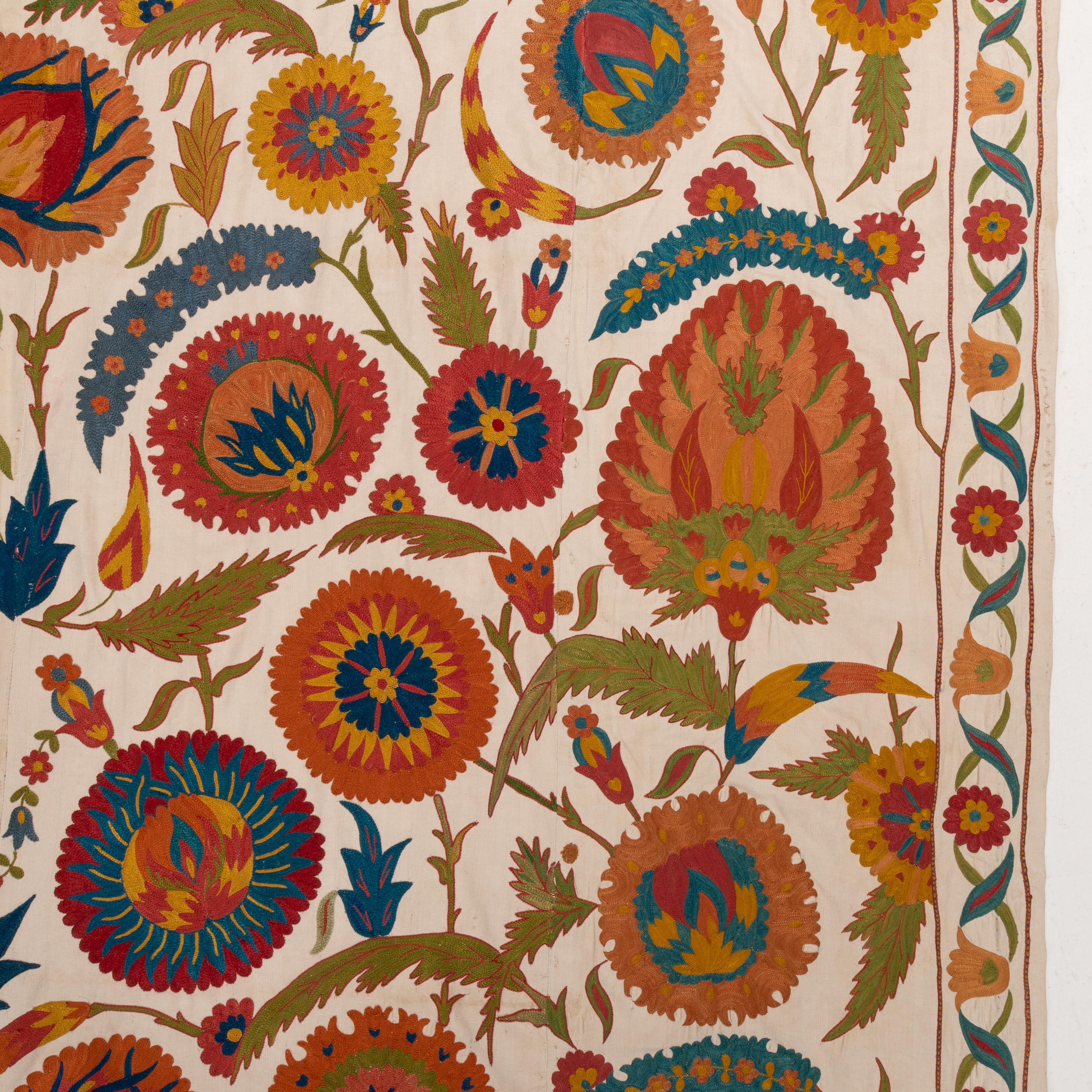 Contemporary Suzani mit einem Ottoman, Usbekistan (21. Jahrhundert und zeitgenössisch) im Angebot