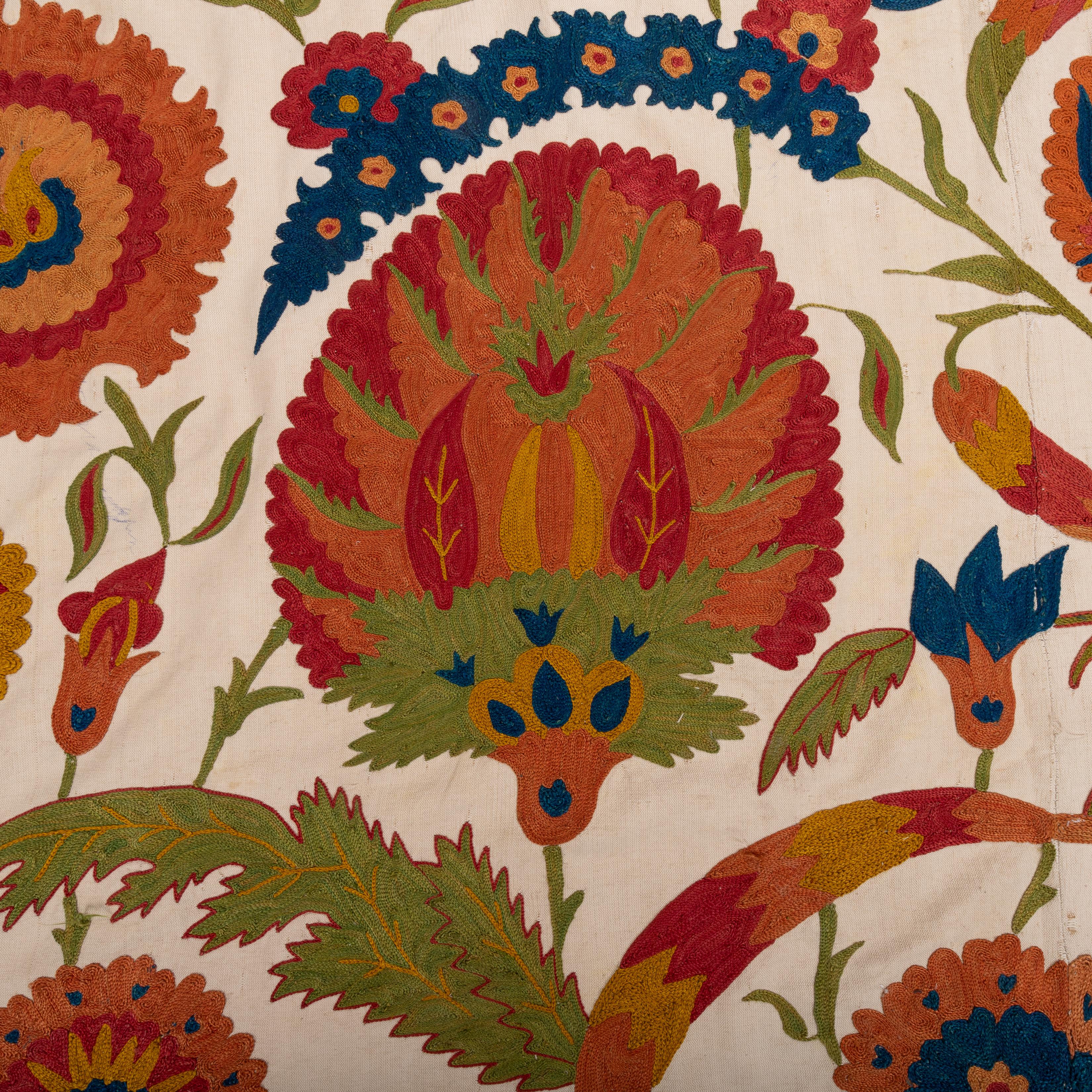 Contemporary Suzani mit einem Ottoman, Usbekistan (Seide) im Angebot