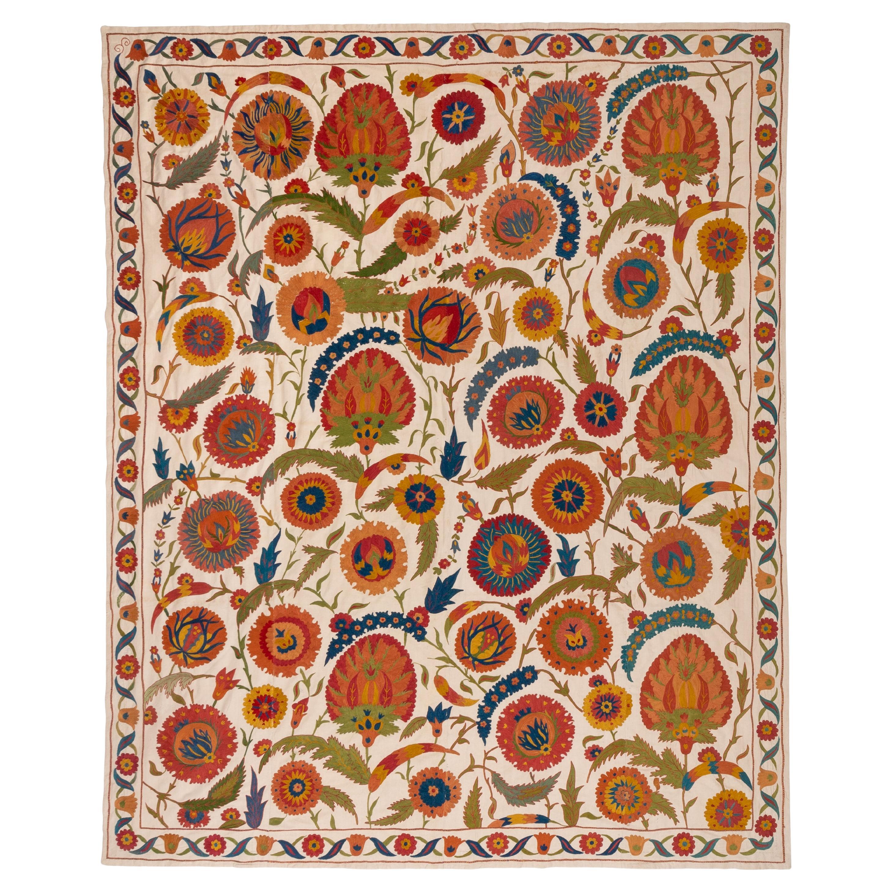 Contemporary Suzani mit einem Ottoman, Usbekistan im Angebot