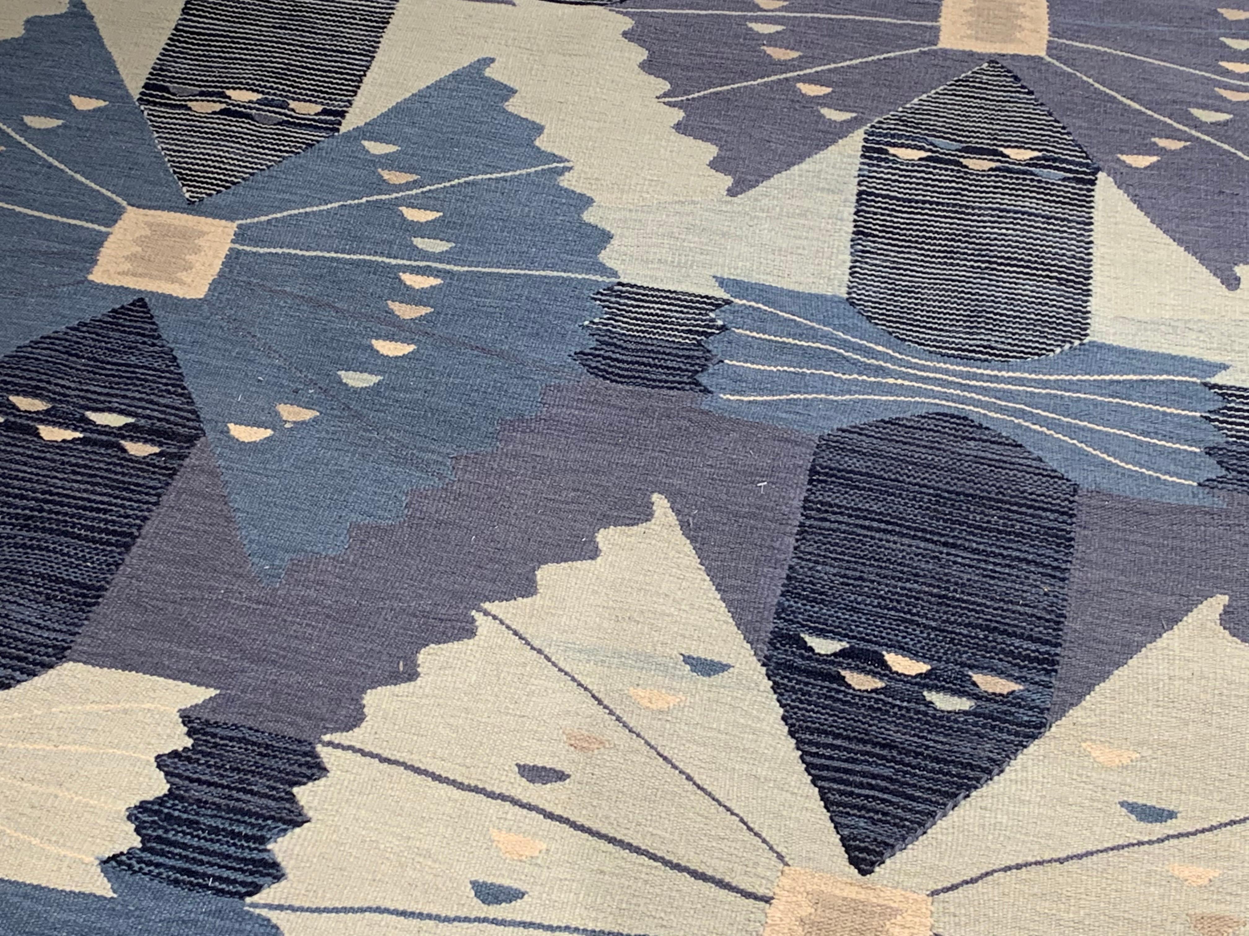 Blauer und weißer Flachgewebe-Teppich mit schwedischem Design von Doris Leslie Blau
Größe: 10'0