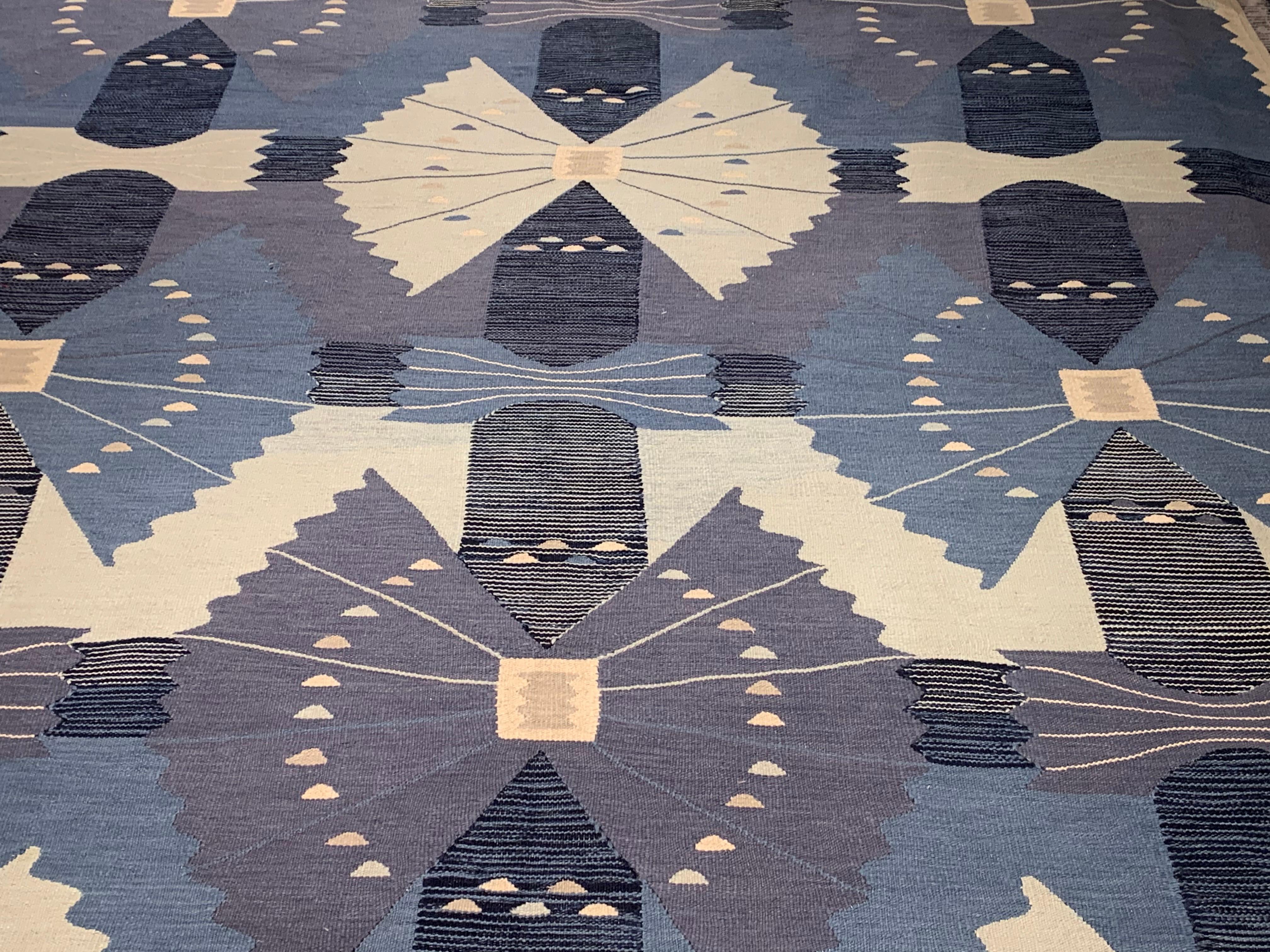 Contemporary Swedish Design Blauer und weißer Flachgewebe-Teppich von Doris Leslie Blau (Indisch) im Angebot