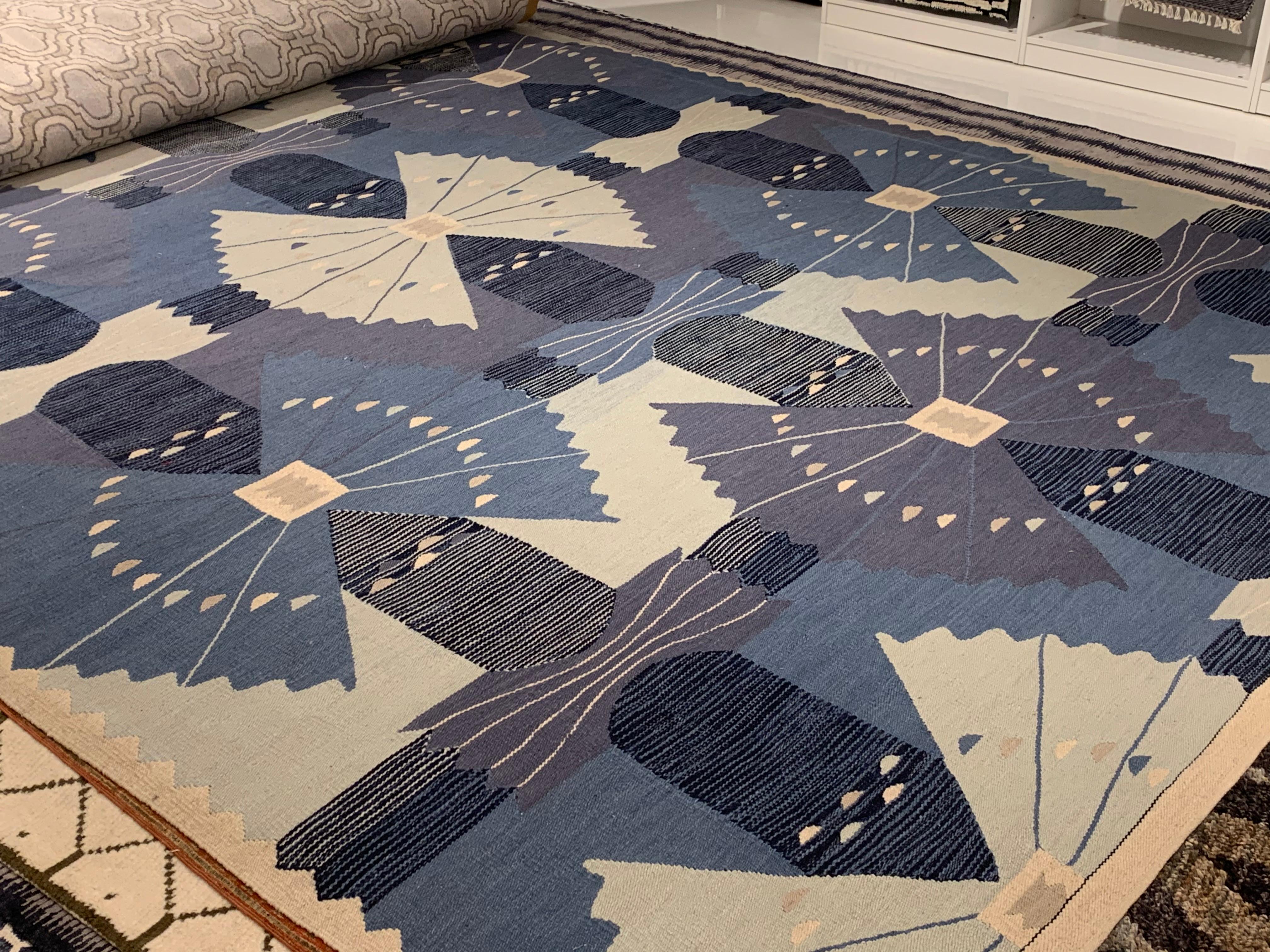 Contemporary Swedish Design Blauer und weißer Flachgewebe-Teppich von Doris Leslie Blau (Handgeknüpft) im Angebot