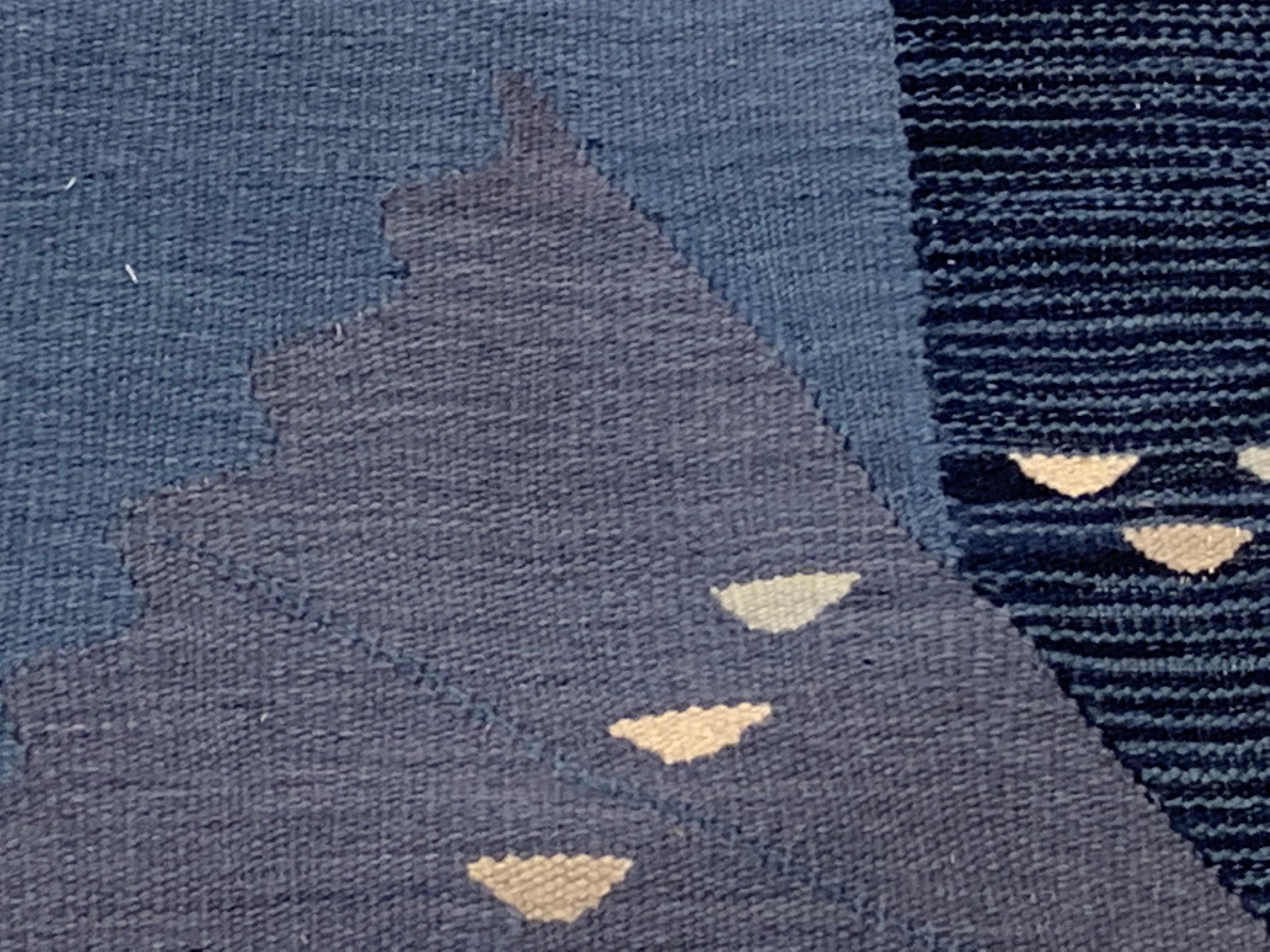 Contemporary Swedish Design Blauer und weißer Flachgewebe-Teppich von Doris Leslie Blau (21. Jahrhundert und zeitgenössisch) im Angebot