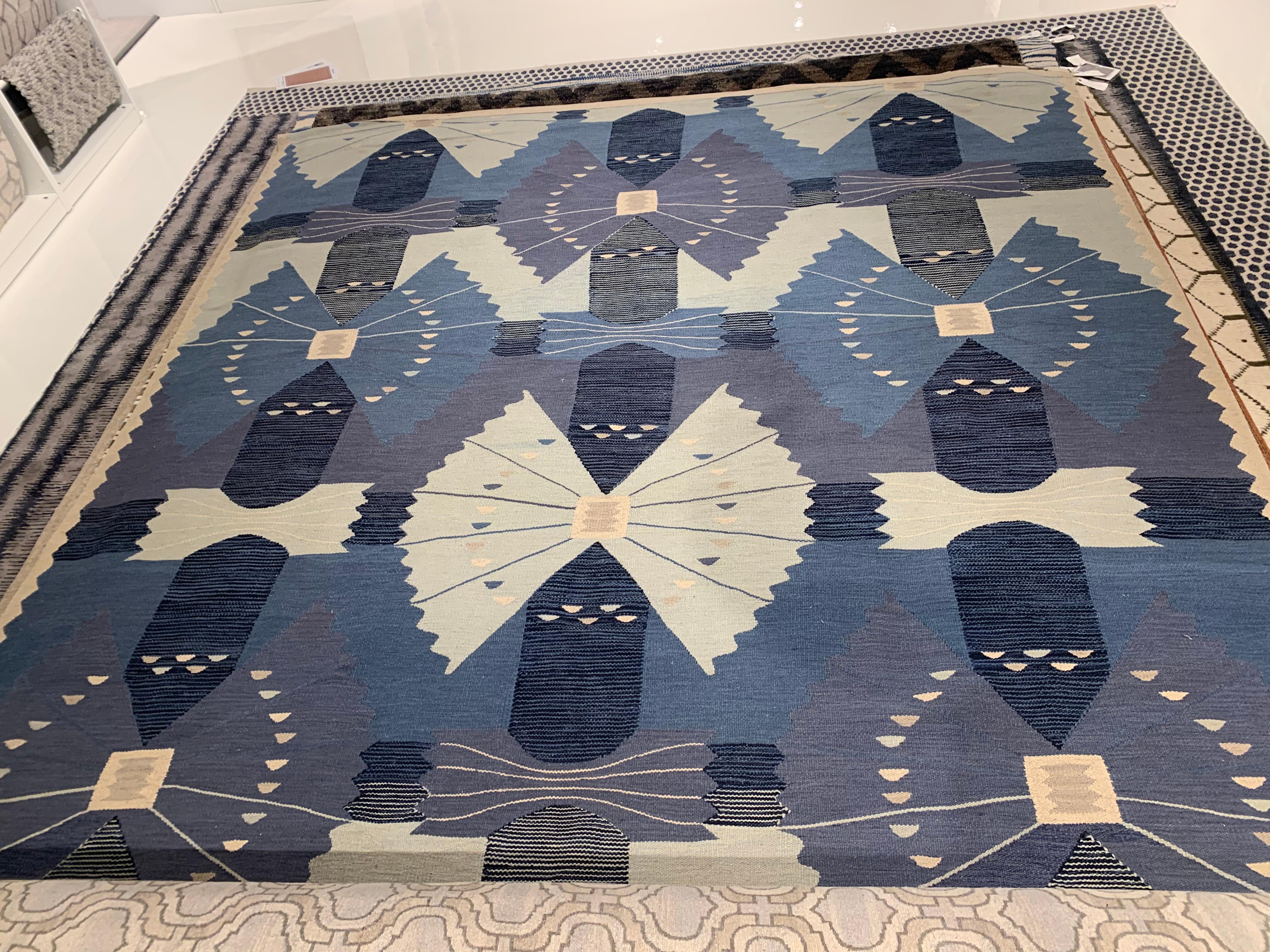 Contemporary Swedish Design Blauer und weißer Flachgewebe-Teppich von Doris Leslie Blau (Wolle) im Angebot