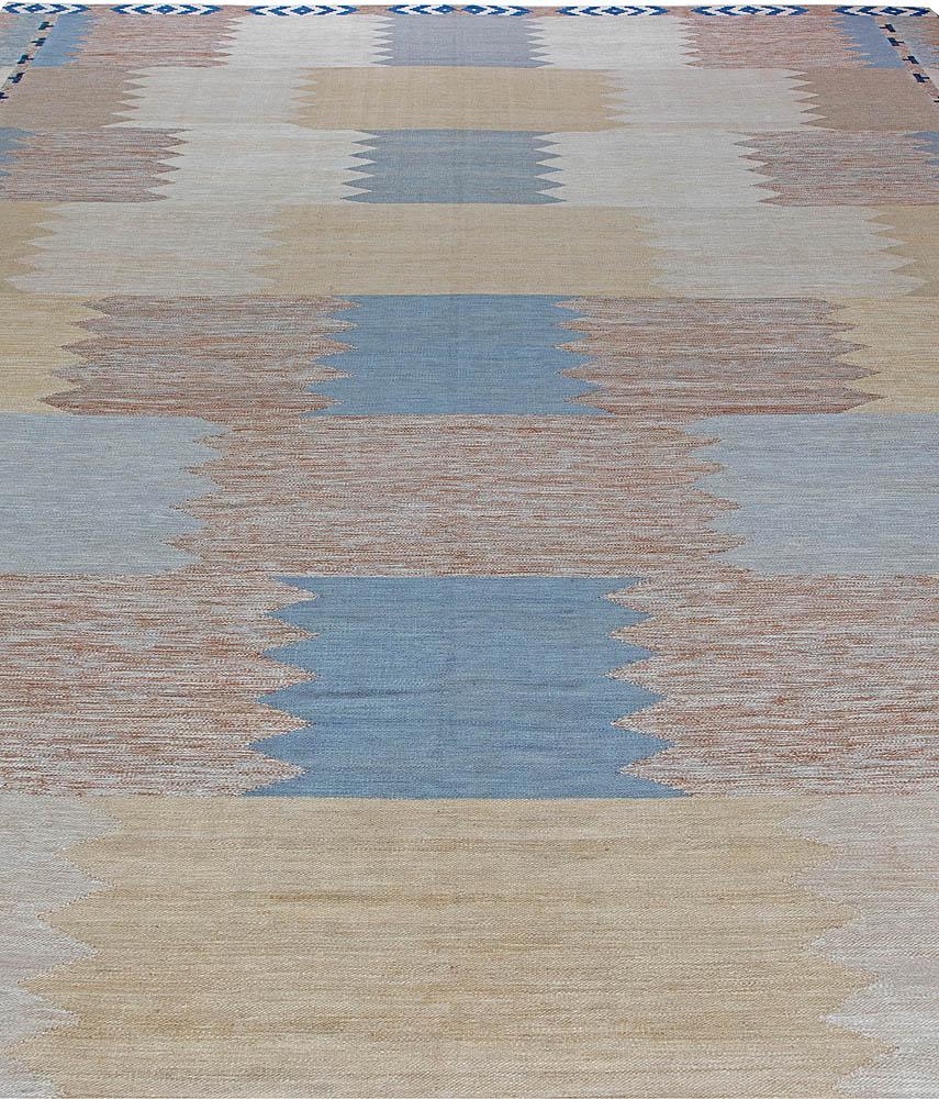 Tappeto in lana a tessitura piatta dal design svedese contemporaneo di Doris Leslie Blau.
Dimensioni: 13'0