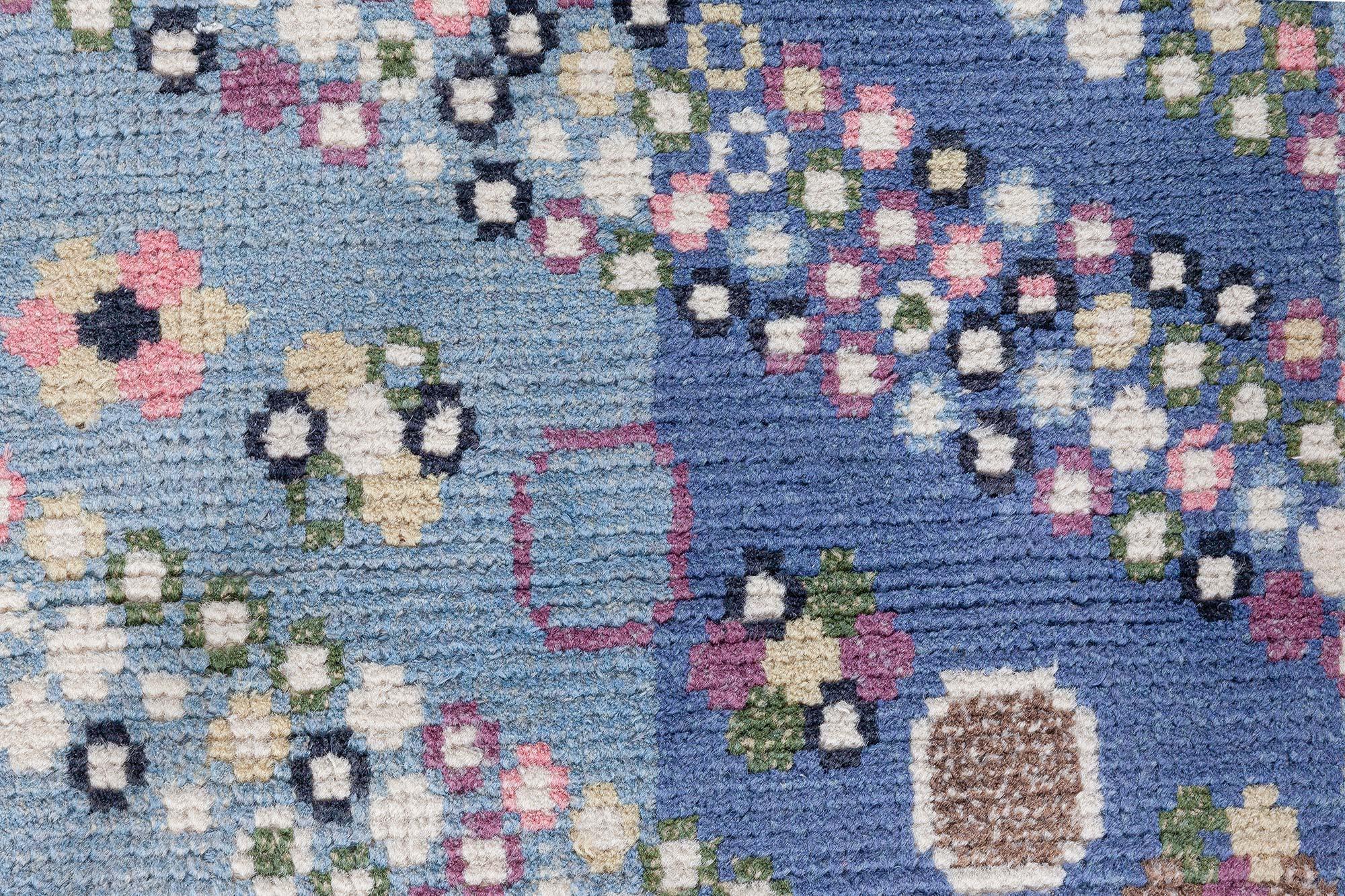 Tappeto svedese contemporaneo annodato a mano in blu con motivo floreale astratto di Doris Leslie Blau
Dimensioni: 14'10