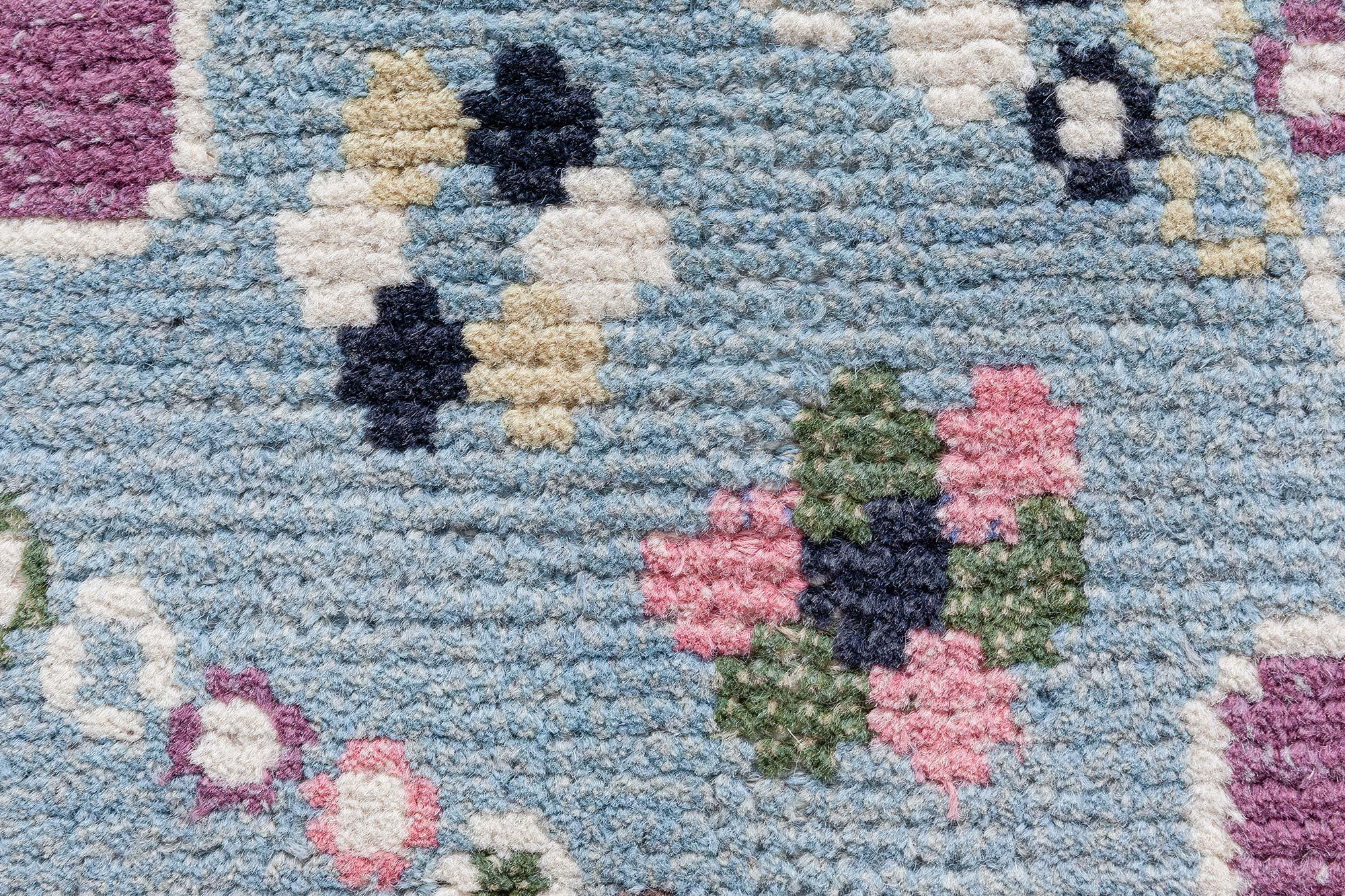 Scandinavo moderno Tappeto svedese contemporaneo annodato a mano in blu di Doris Leslie Blau in vendita