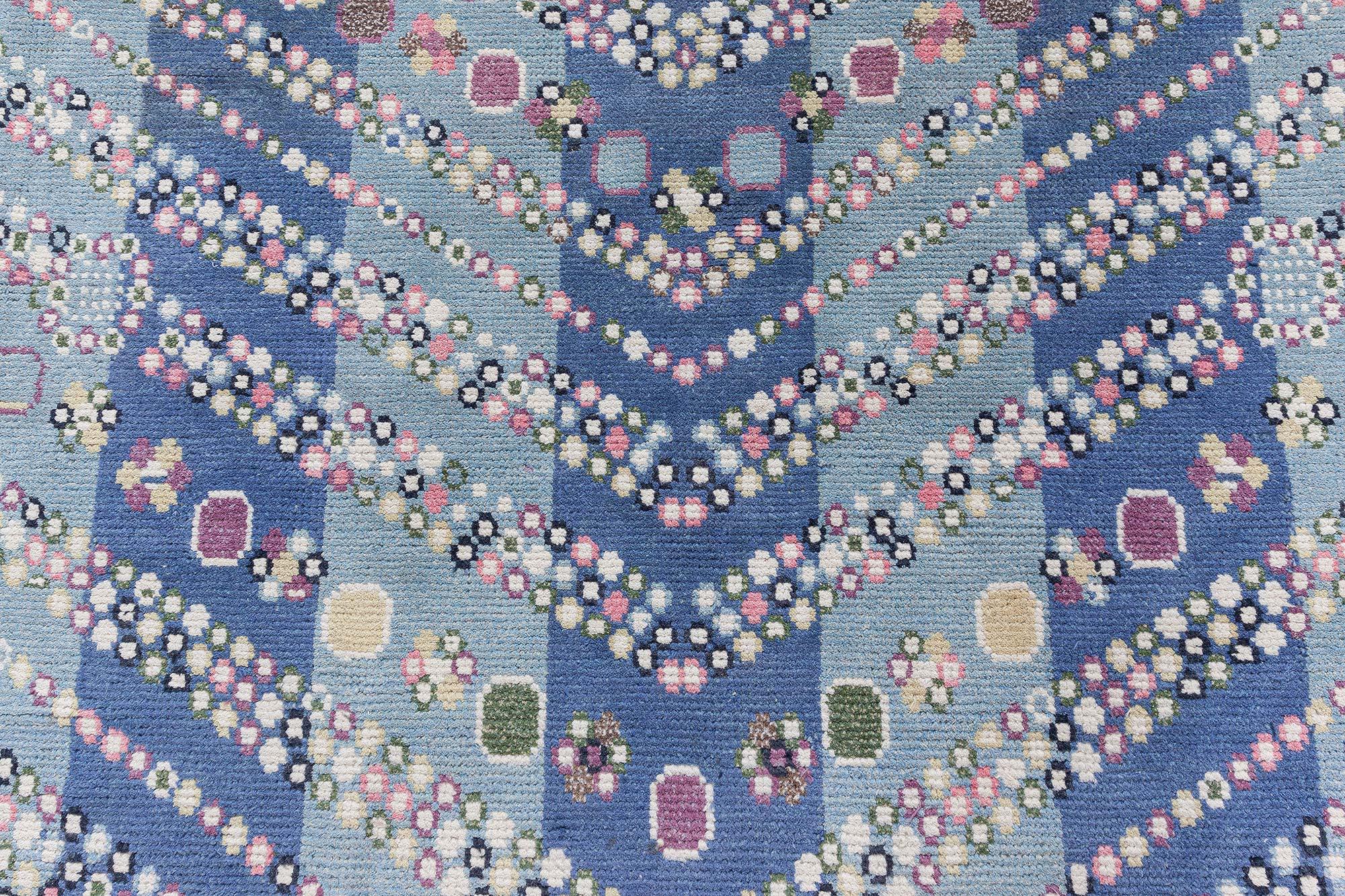 Svedese Tappeto svedese contemporaneo annodato a mano in blu di Doris Leslie Blau in vendita