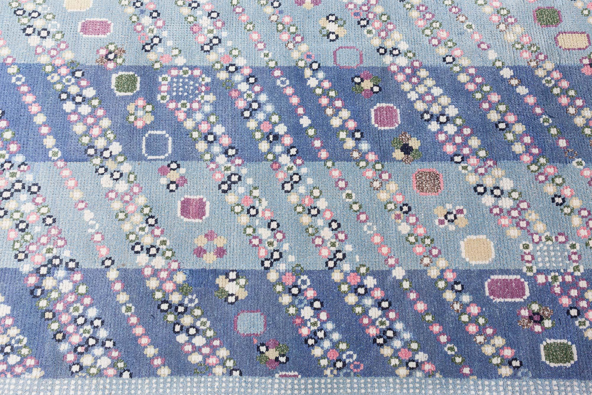 Annodato a mano Tappeto svedese contemporaneo annodato a mano in blu di Doris Leslie Blau in vendita