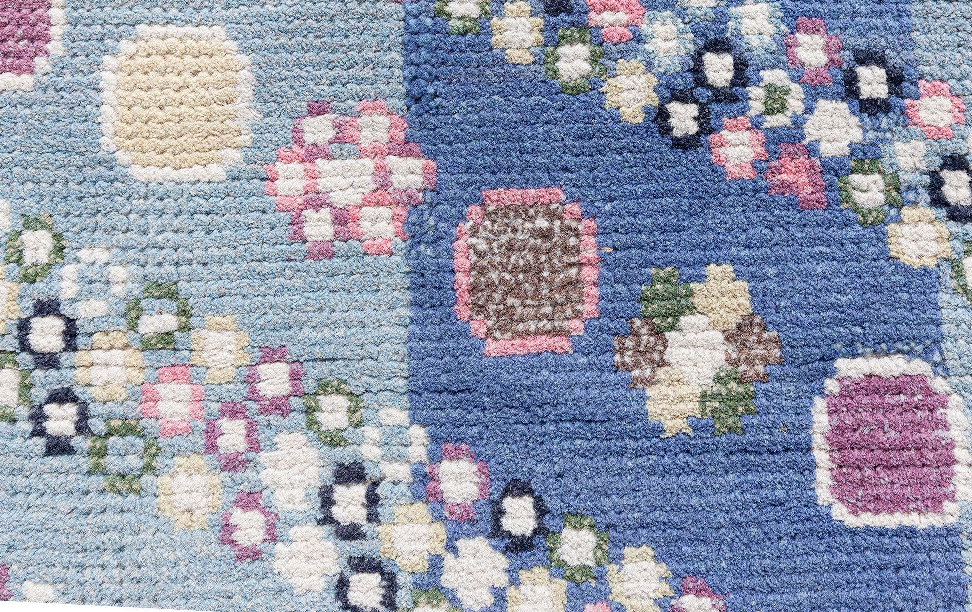 XXI secolo e contemporaneo Tappeto svedese contemporaneo annodato a mano in blu di Doris Leslie Blau in vendita