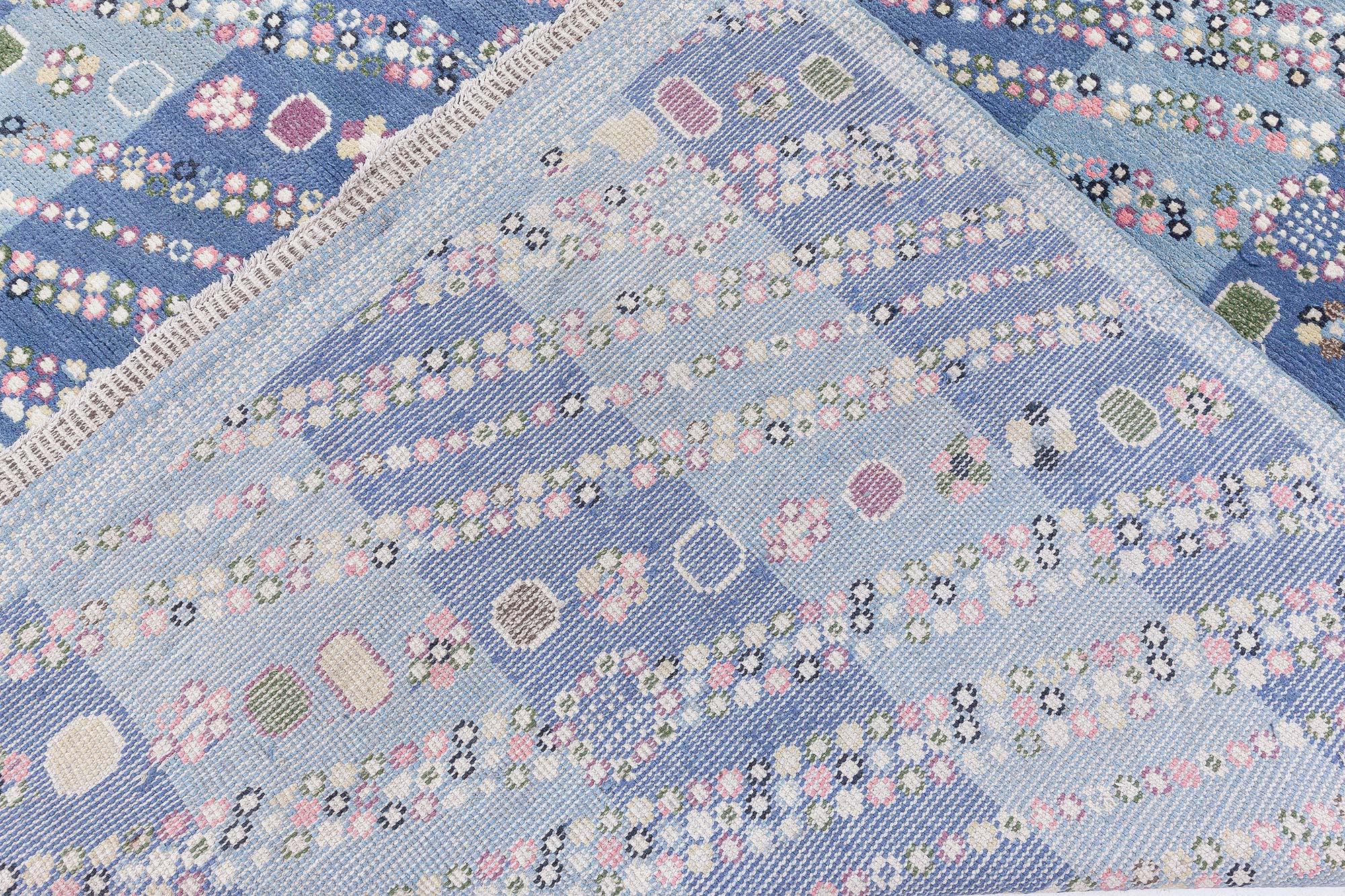 Lana Tappeto svedese contemporaneo annodato a mano in blu di Doris Leslie Blau in vendita