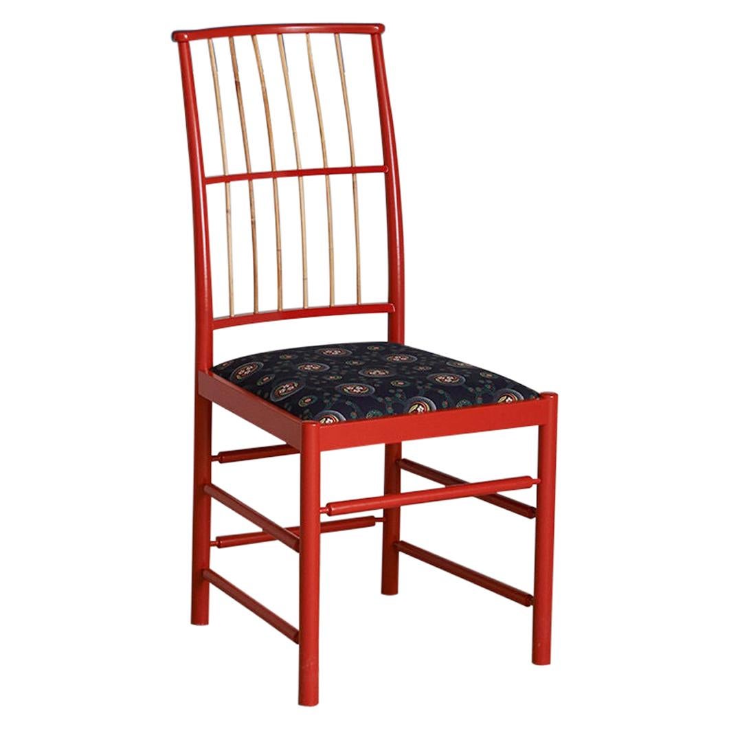 Zeitgenössischer schwedischer Josef Frank Stuhl aus rot lackiertem Holz:: Bambus und Textil