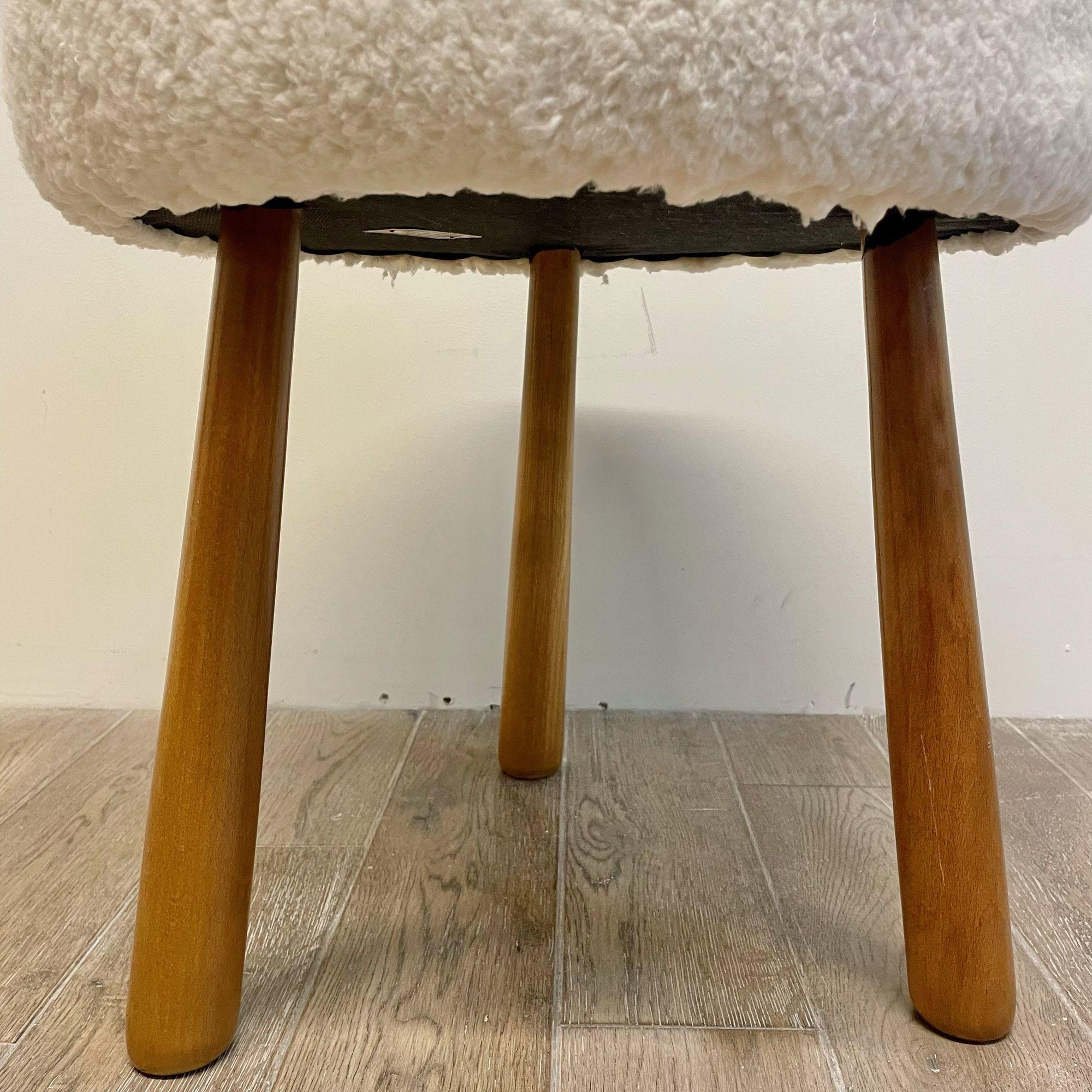Contemporary Swedish Modern Style Faux Sheepskin Footstool / Ottoman, Creme im Angebot 3