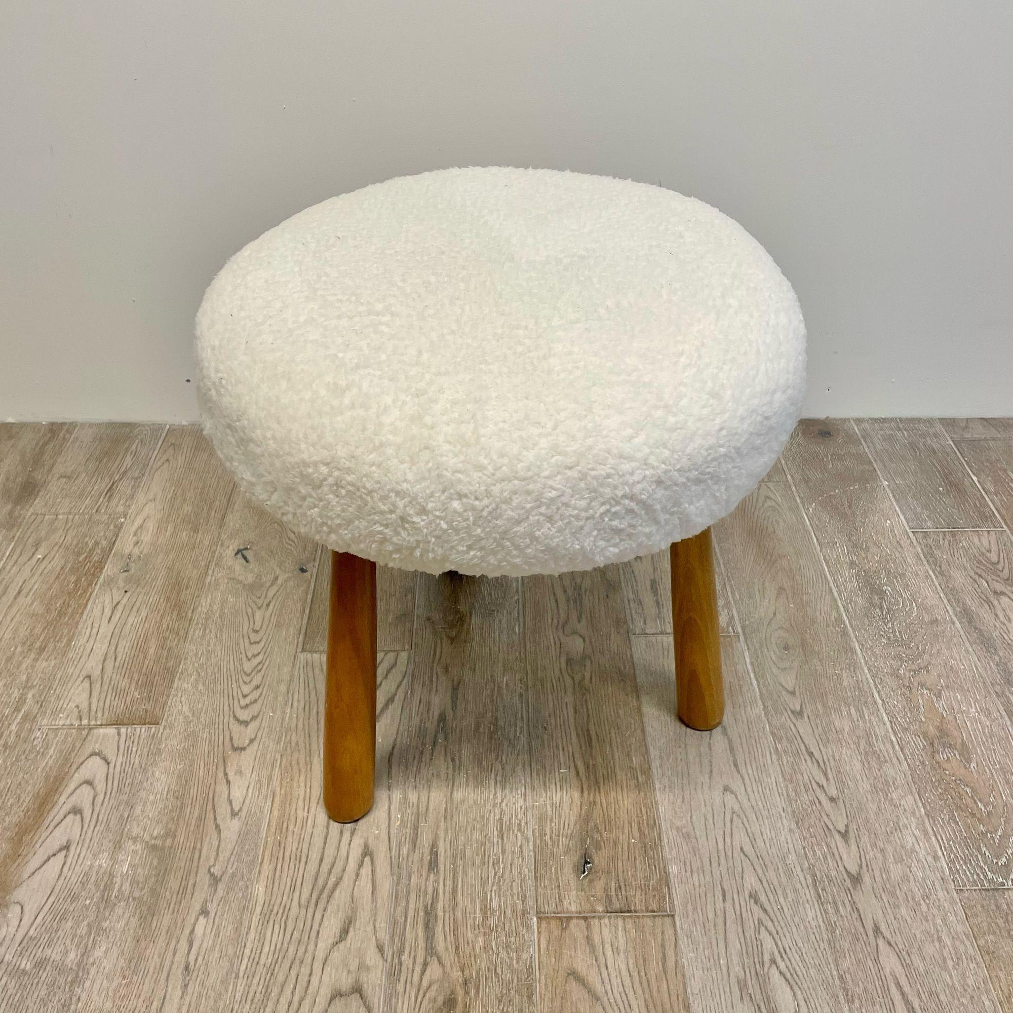 Contemporary Swedish Modern Style Faux Sheepskin Footstool / Ottoman, Creme im Zustand „Gut“ im Angebot in Stamford, CT