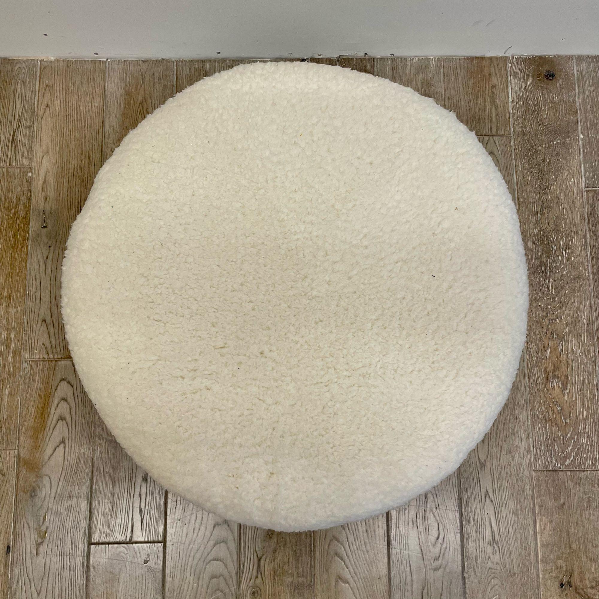 Contemporary Swedish Modern Style Faux Sheepskin Footstool / Ottoman, Cream In Good Condition For Sale In Stamford, CT
