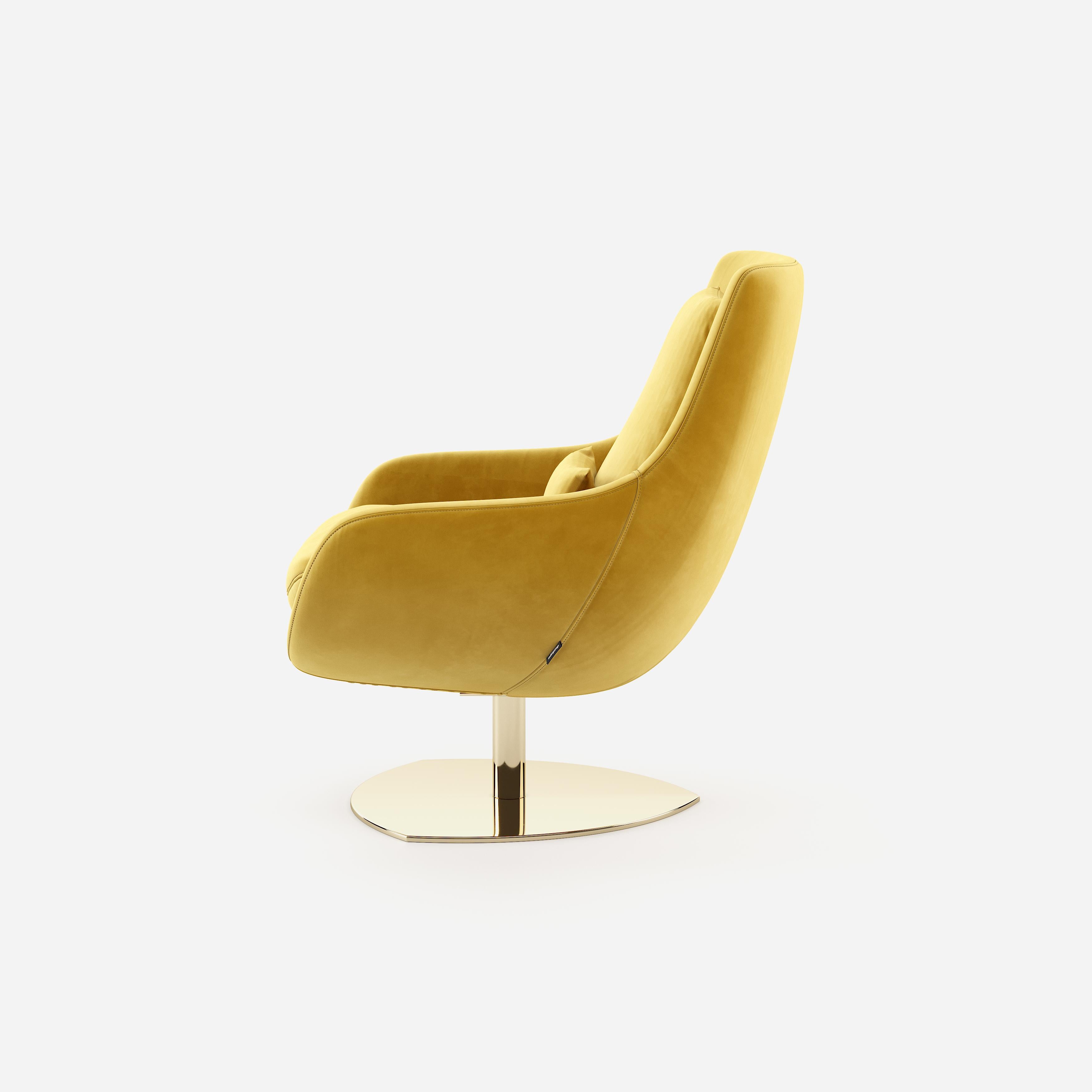 Sedia lounge girevole dalla forma curva. Il metallo  La base è girevole a 360 gradi. 
Dimensioni: 
L 87 cm x P 88 cm x H 100 cm - Altezza della seduta 43 cm
34,25