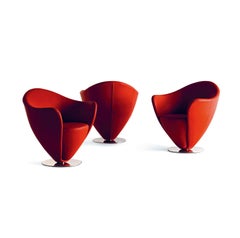 Contemporary Swivel Armchair with Curved Lines and Metal Base